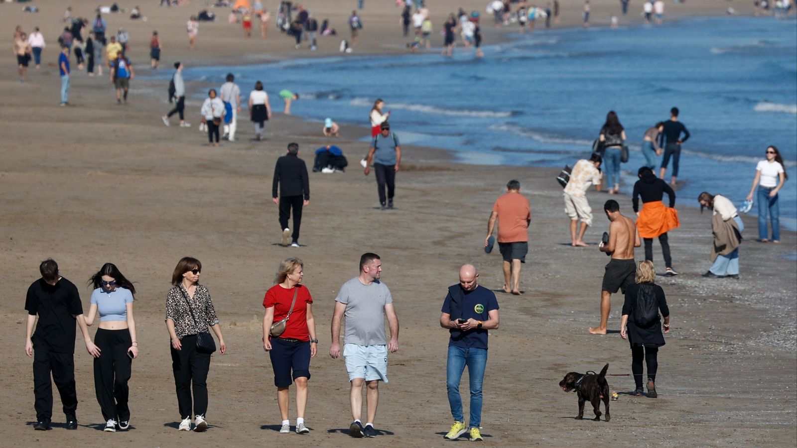 Tres joves prenen el bany a la platja