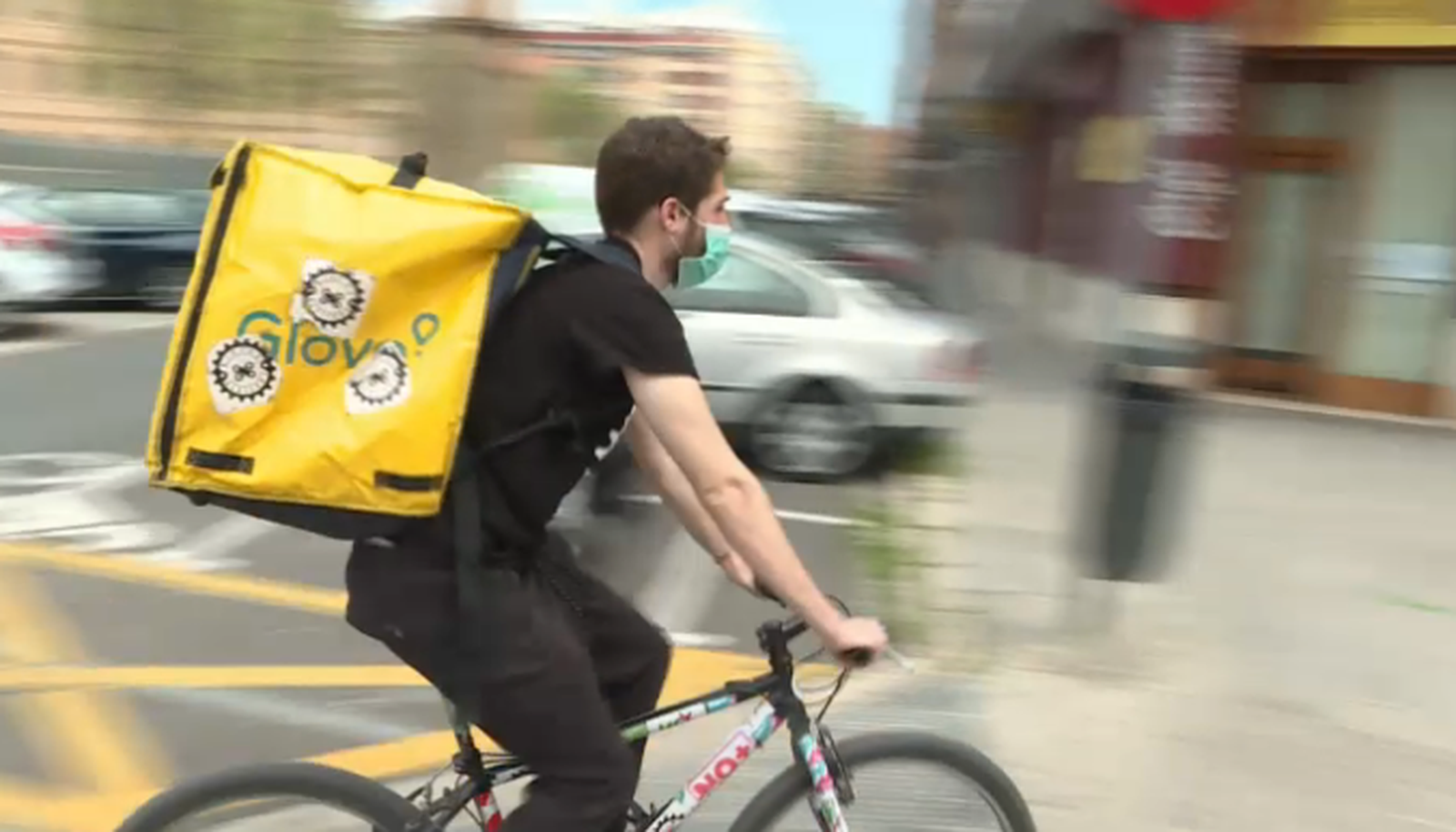 Jove treballador de Glovo