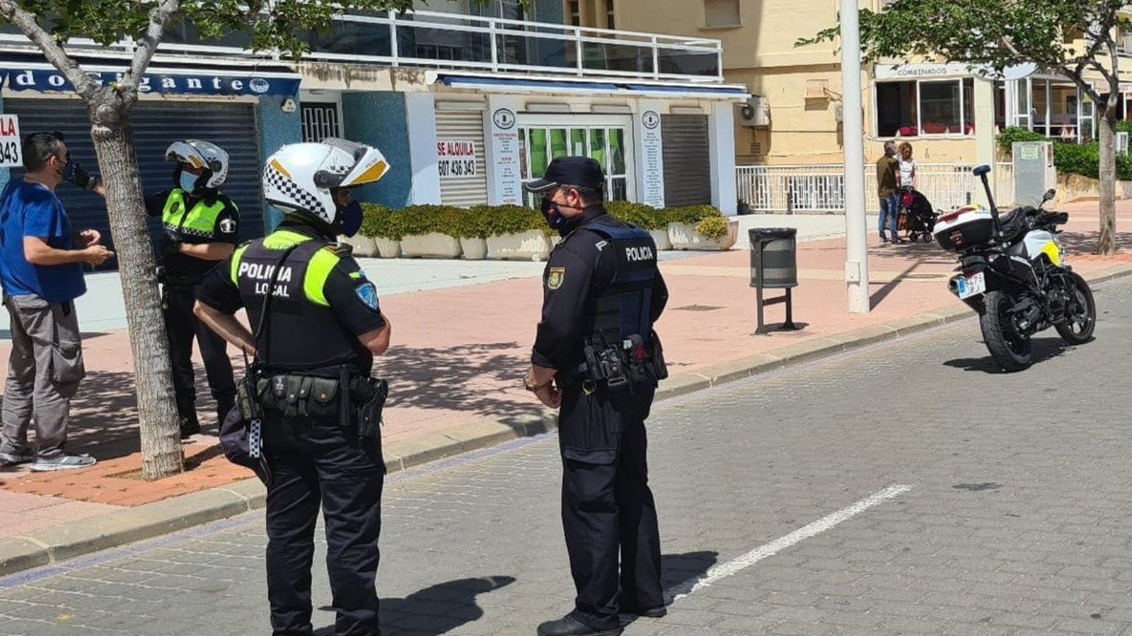 Els agents controlen que els establiments complisquen la normativa per a previndre la Covid-19