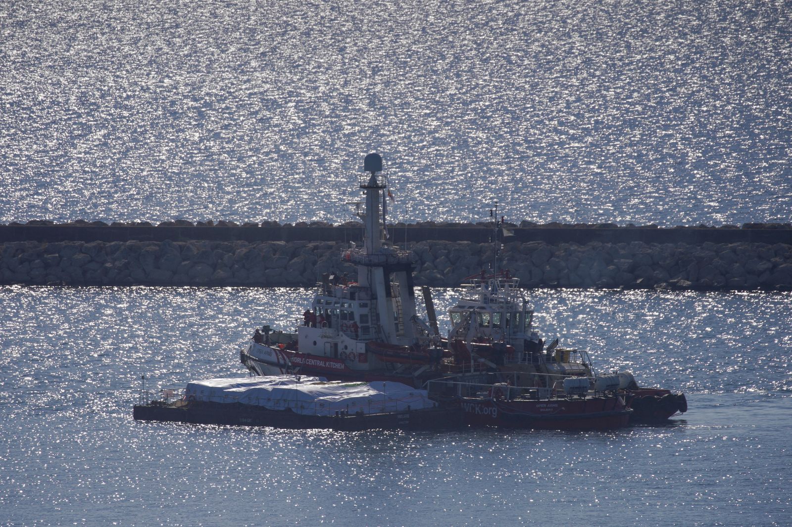 Imatge de l'eixida de l'Open Arms amb el carregament d'ajuda humanitària des del port xipriota de Làrnaca