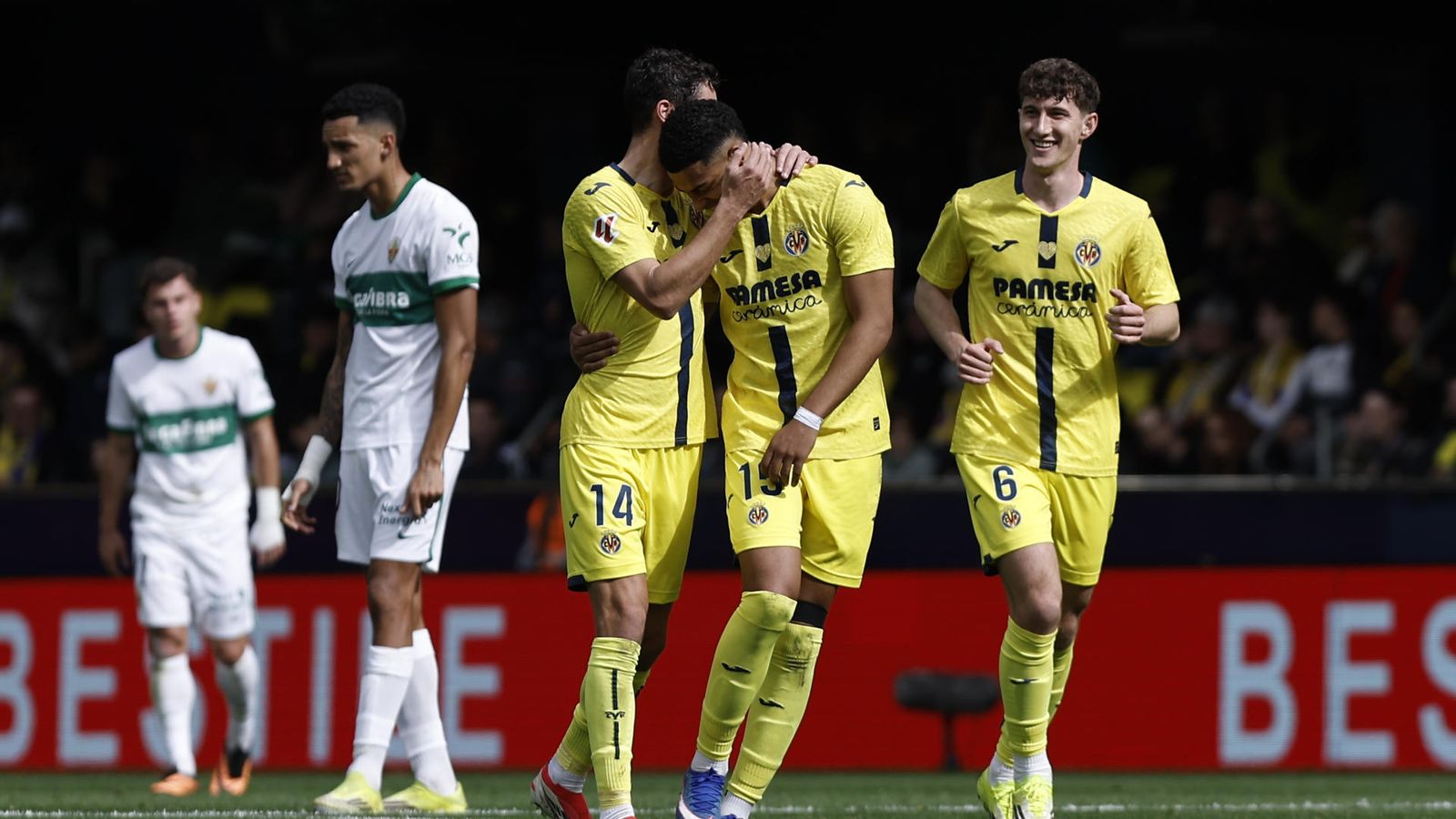Els jugadors del Villarreal celebren el segon gol del partit