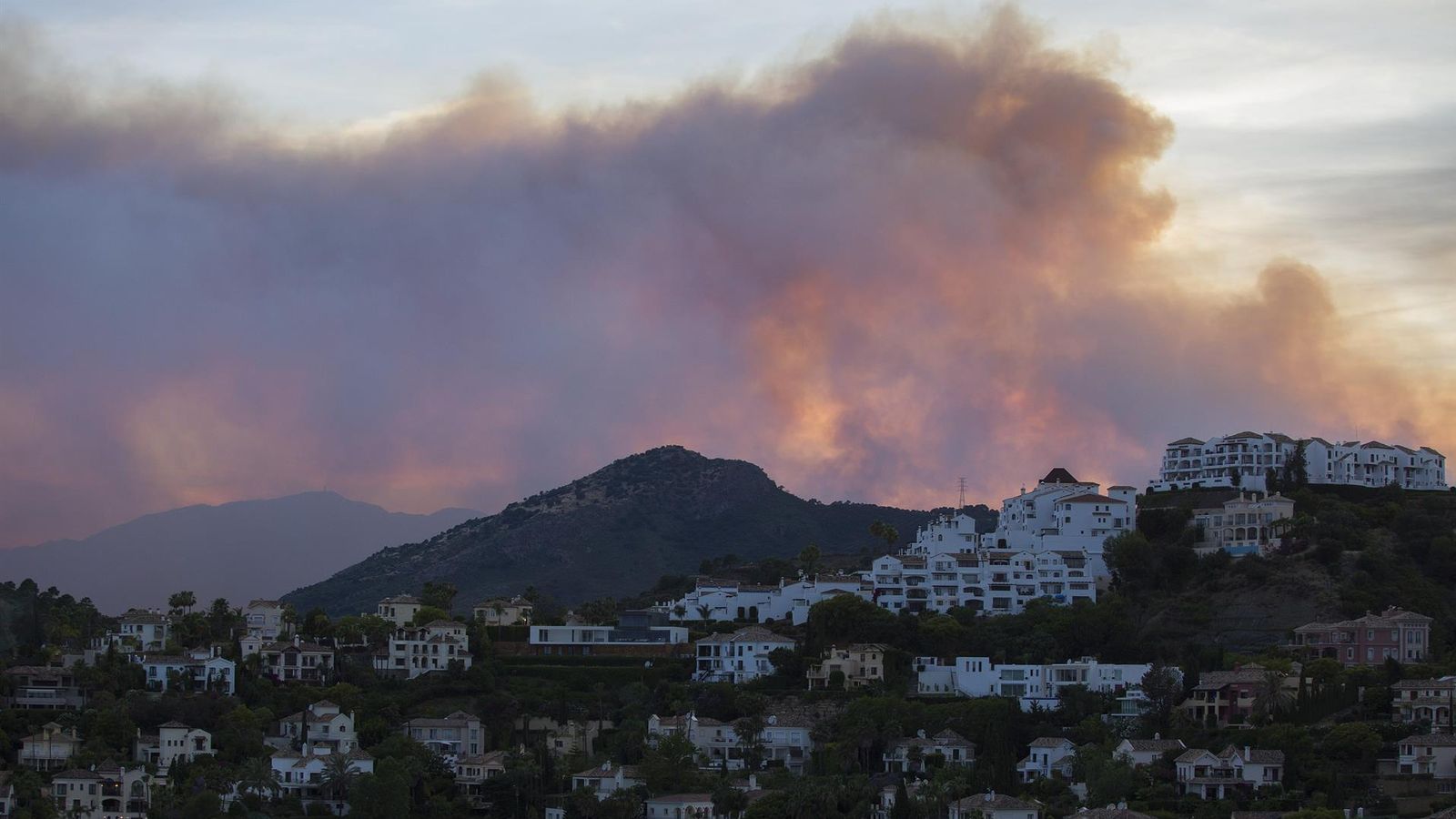 El fum s'eleva sobre el municipi de Benhavís, a Sierra Bermeja
