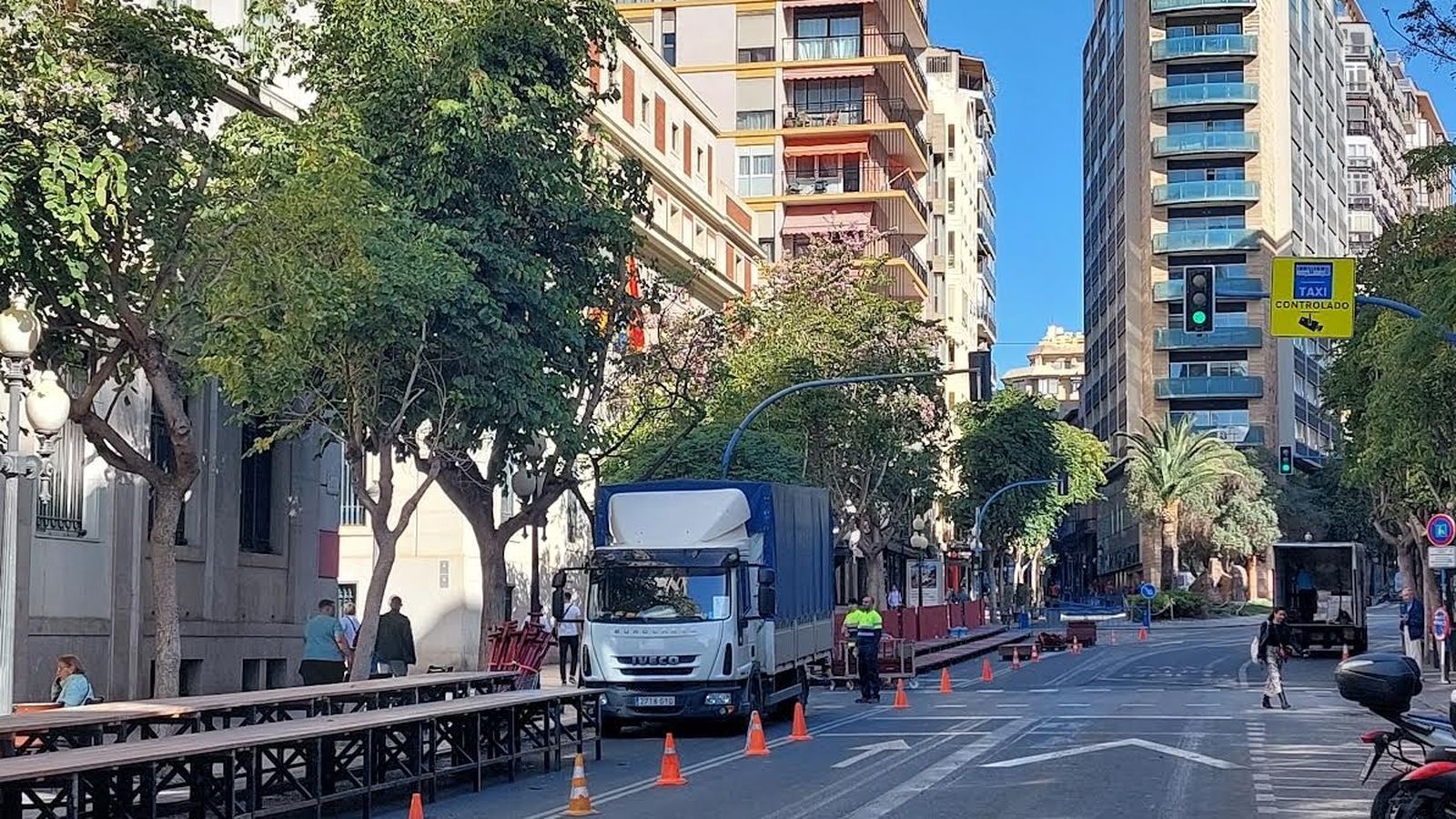 Imatge d'arxiu del muntatge d'una infraestructura en la rambla Méndez Núñez per a una carrera