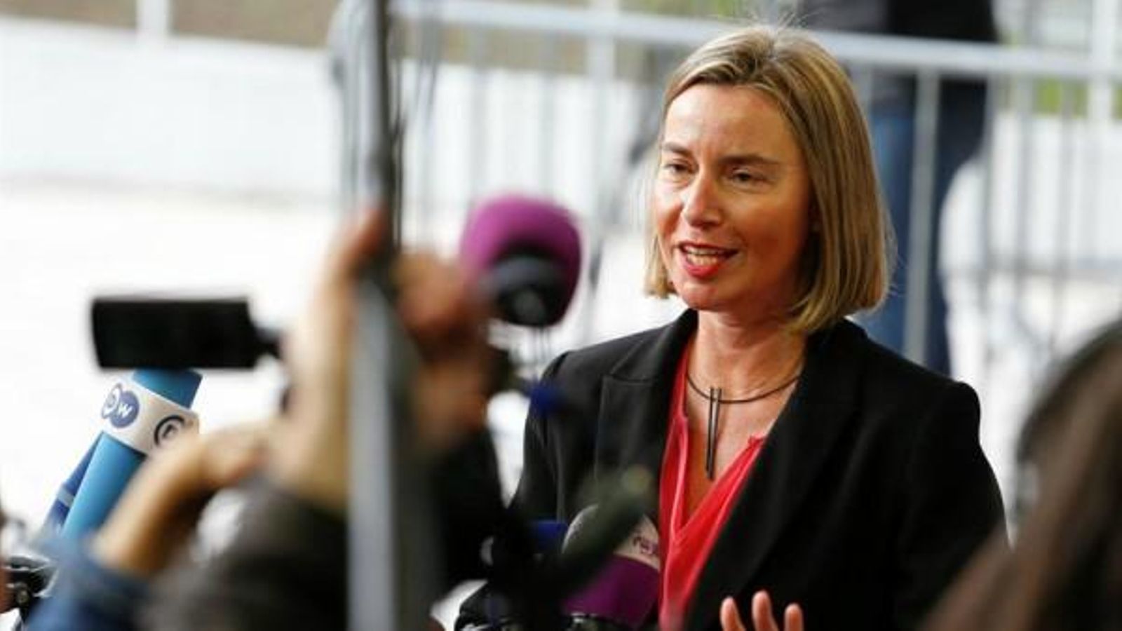 L'alta representant de la Unió Europea per a Afers Extrangers, Federica Mogherini, atenent els mitjans de comunicació abans del Consell de Ministres d'Afers Estrangers de la UE celebrat a Luxemburg