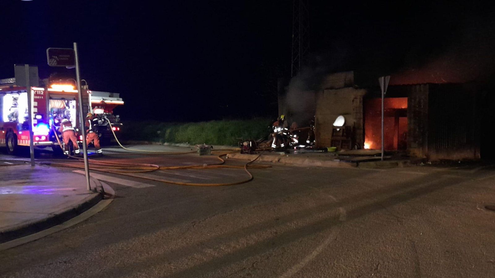 Els bombers intervenen en l'incendi d'una caseta a Alzira