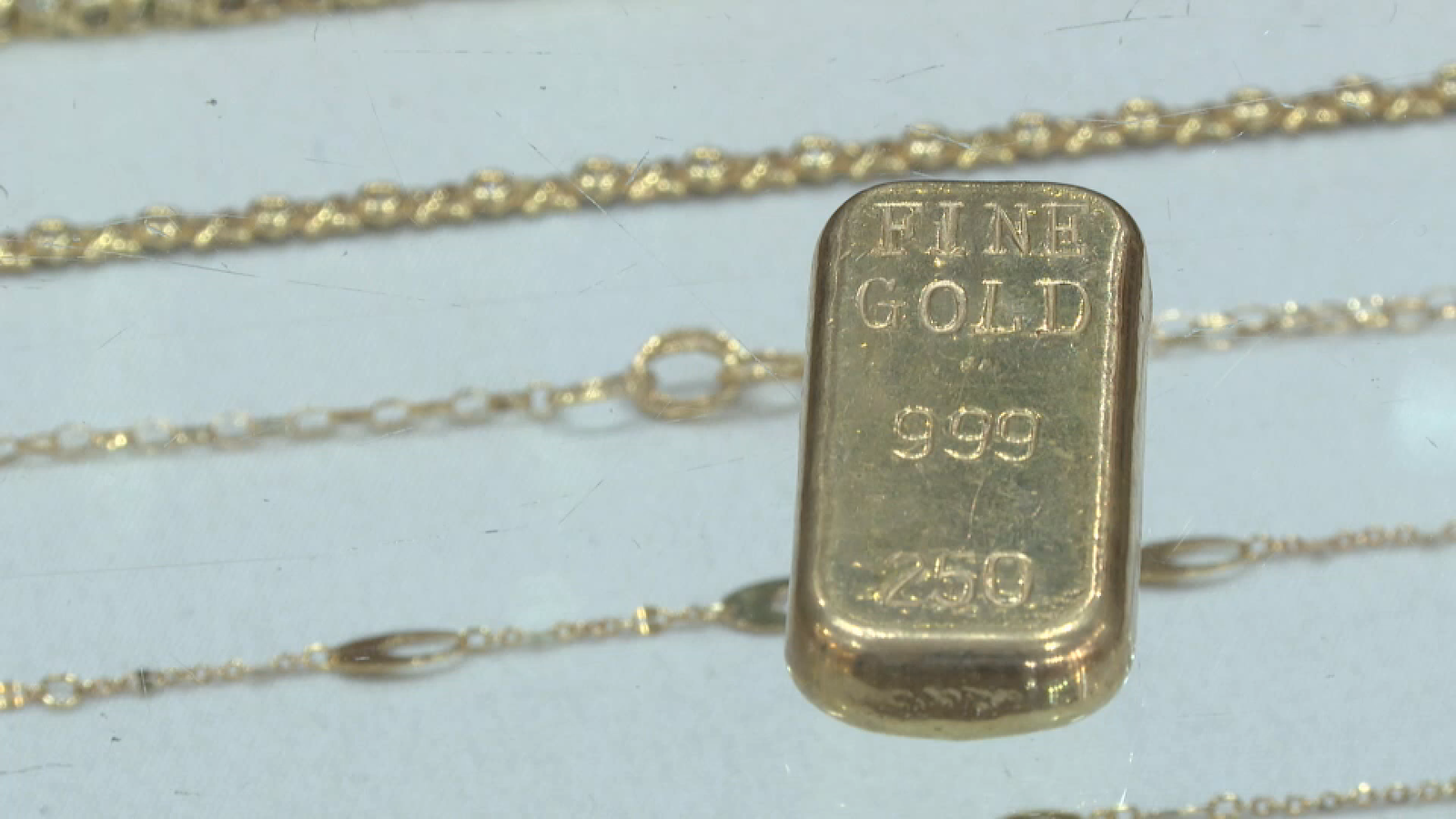 La nova moda de regal per la I Comunió, un lingot menut d’or de 2 o 5 grams