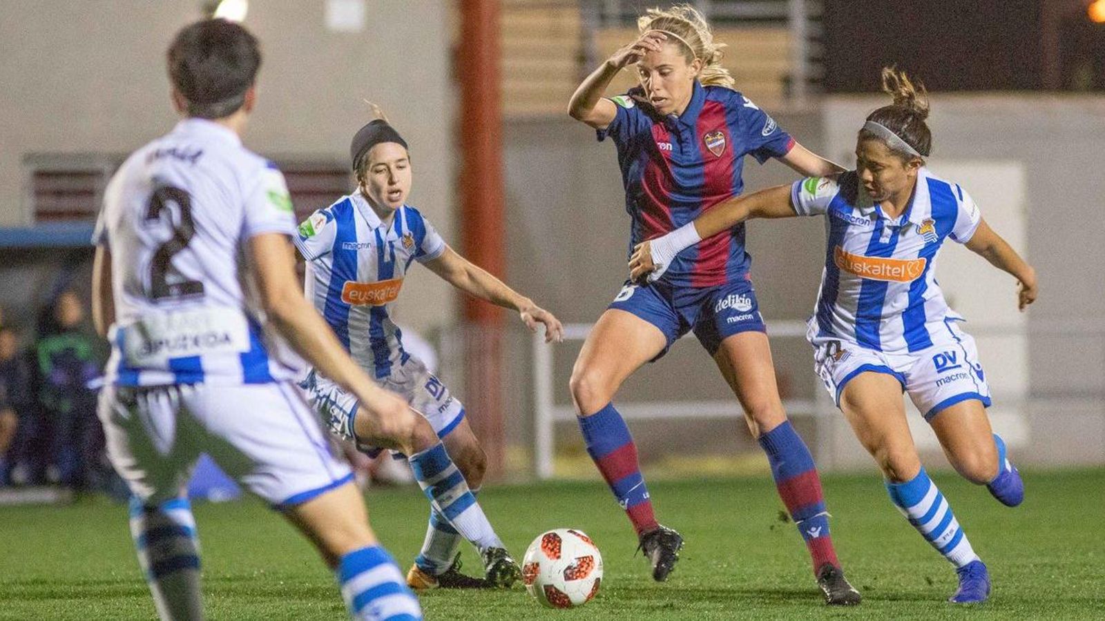 Moment del partit entre el Llevant i la Reial Societat, a la Ciutat Esportiva de Bunyol