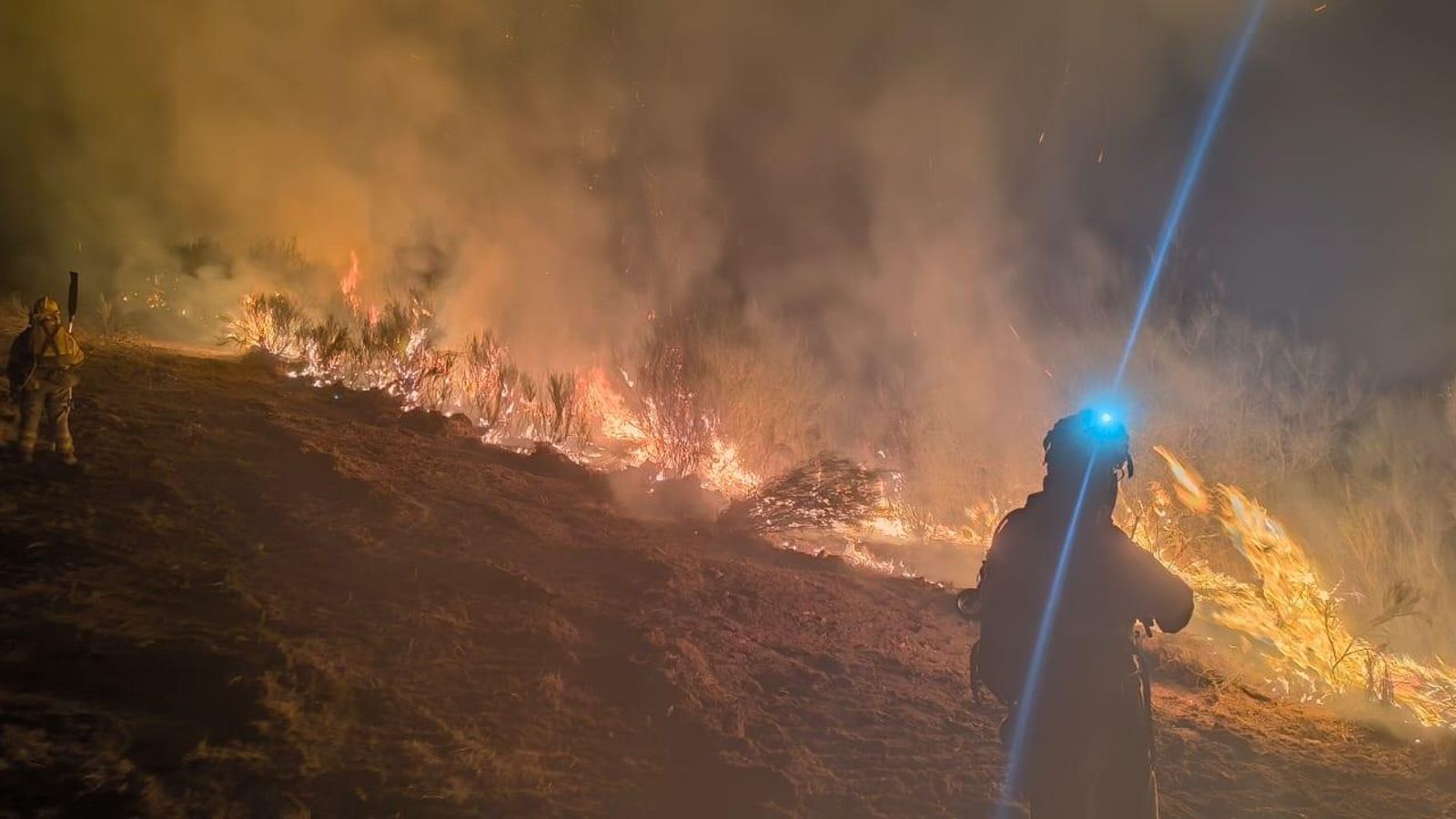 Els bombers han treballat durant tota la nit per a protegir el poble de La Baña, a Lleó.