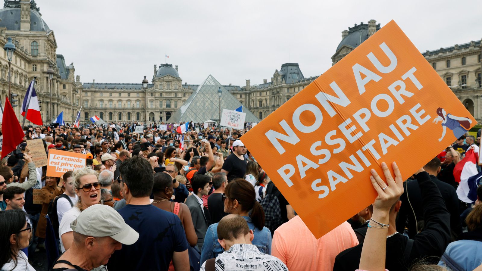 Manifestació contra el passaport sanitari a París