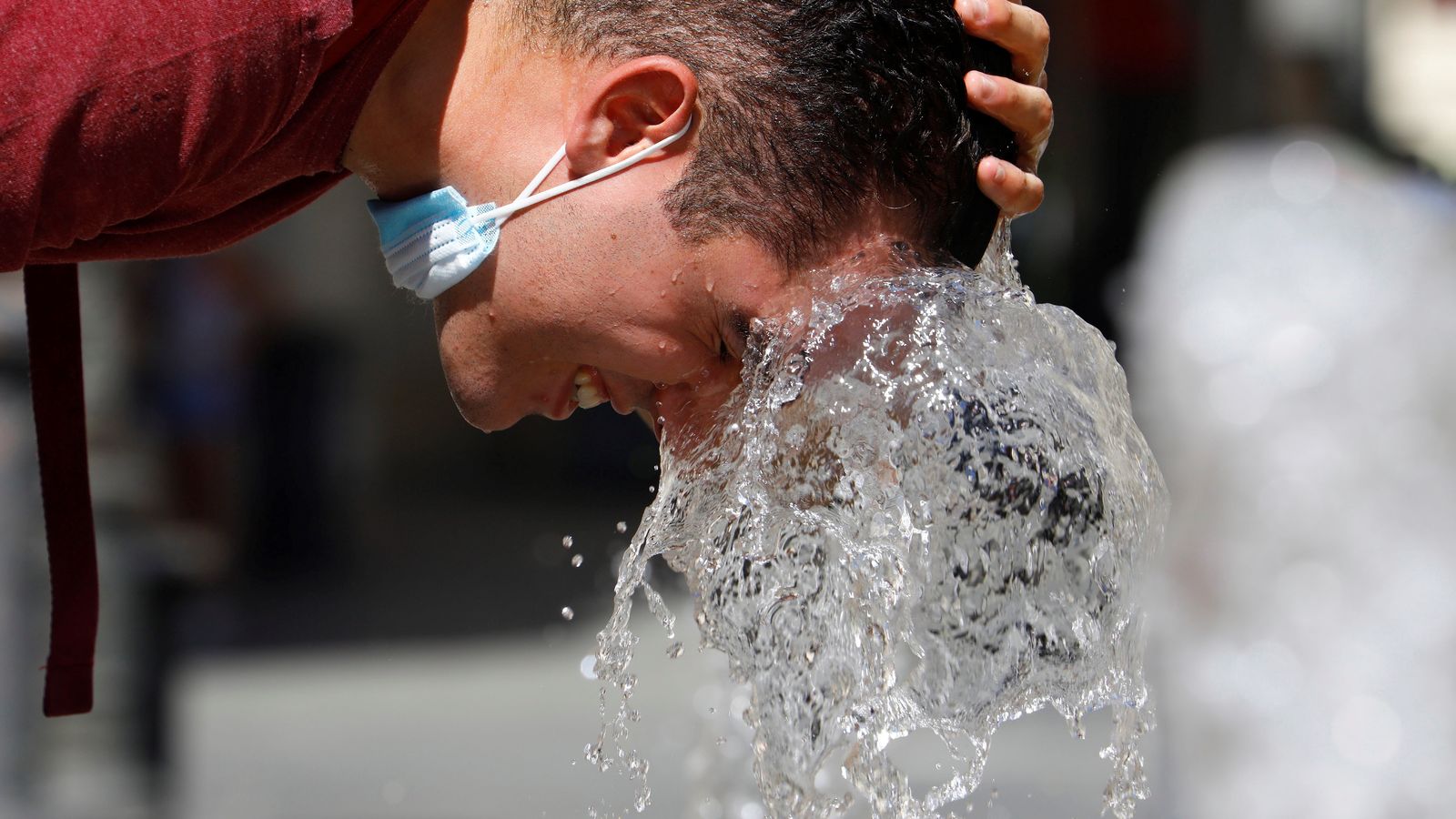 Un xic es refresca el cap en una font