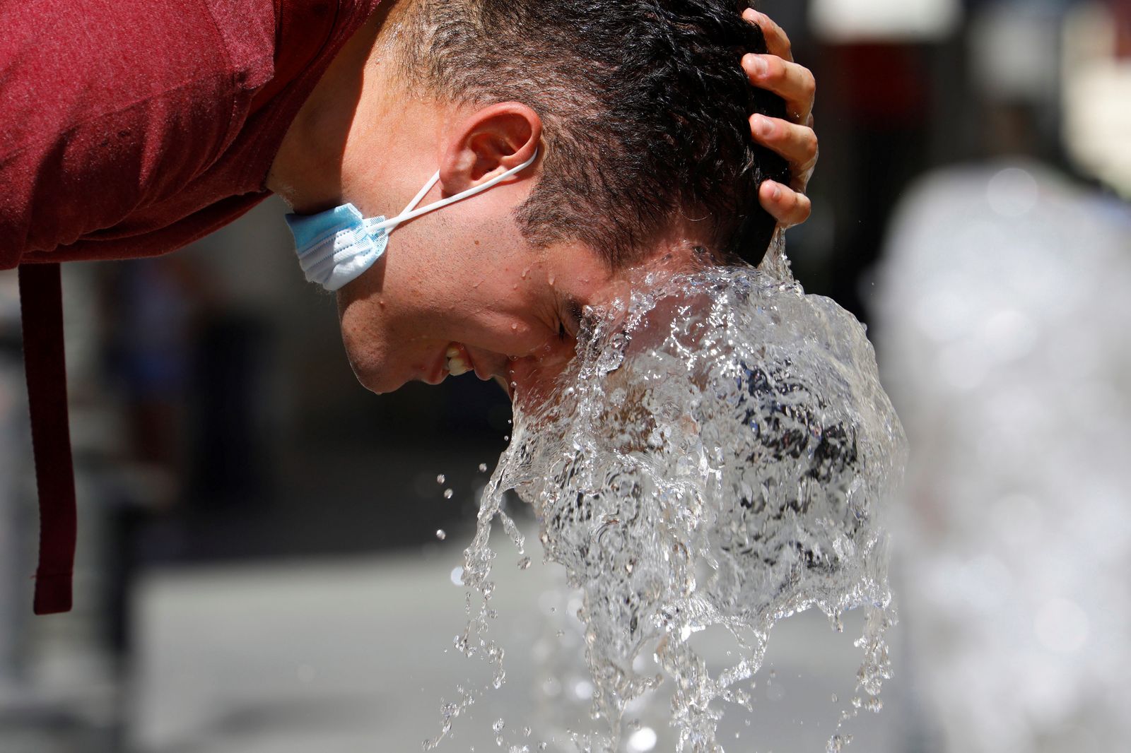 Un xic es refresca el cap en una font