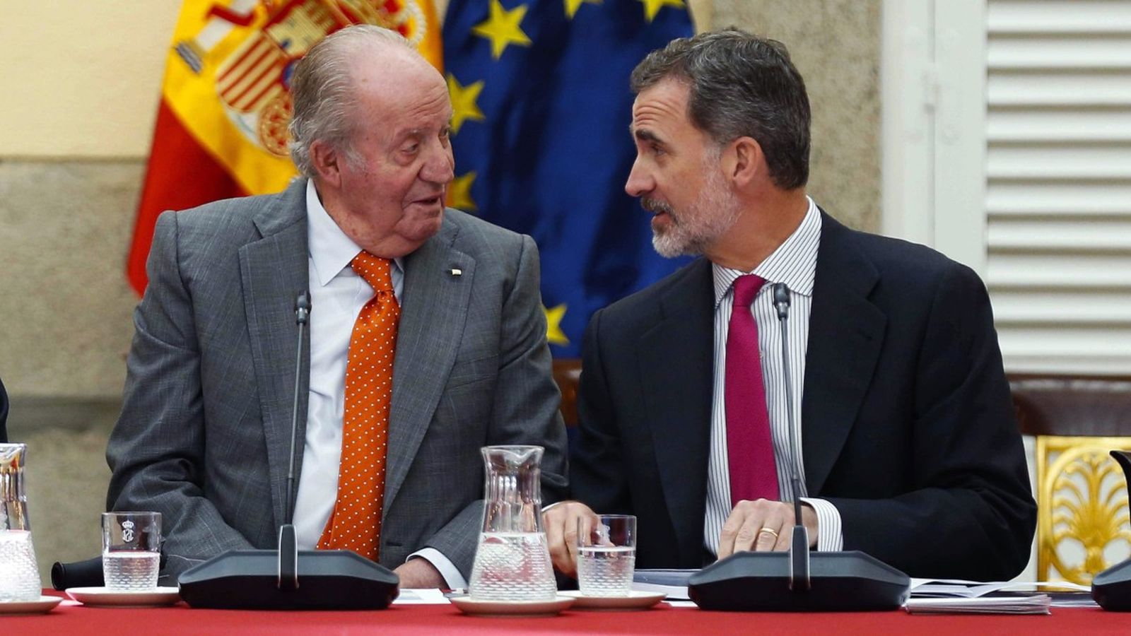 El rei emèrit, Joan Carles I, conversa amb el seu fill i successor, Felip VI