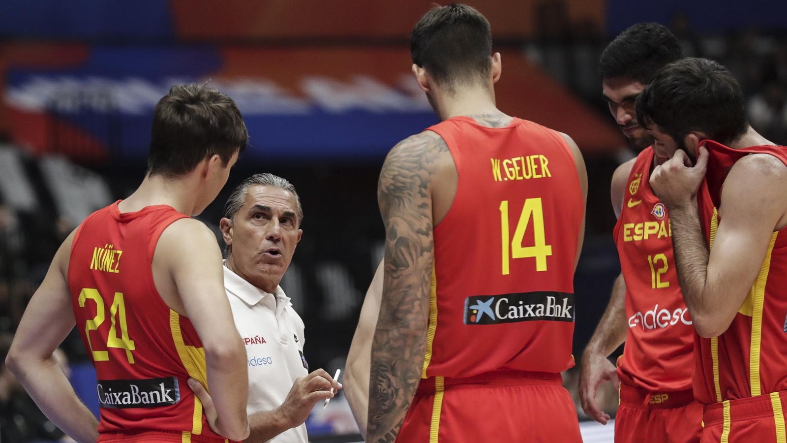 Els jugadors espanyols reben les indicacions de Sergio Scariolo