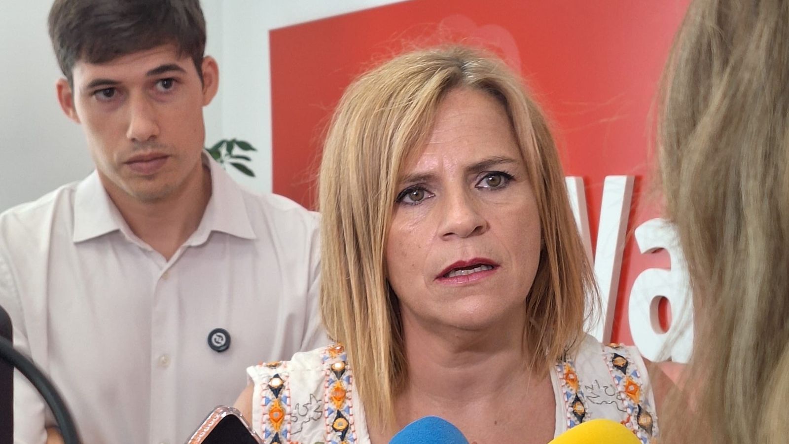 La delegada del govern i secretària general del PSPV-PSOE a la ciutat de València, Pilar Bernabé, junt amb el portaveu socialista a l'Ajuntament de València, Borja Sanjuan