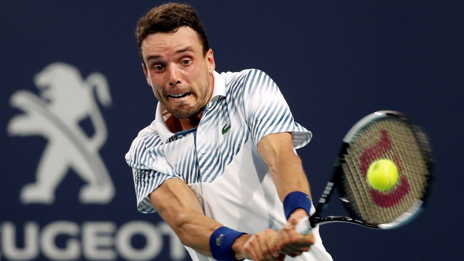 Roberto Bautista colpeja una bola en el Masters de Miami