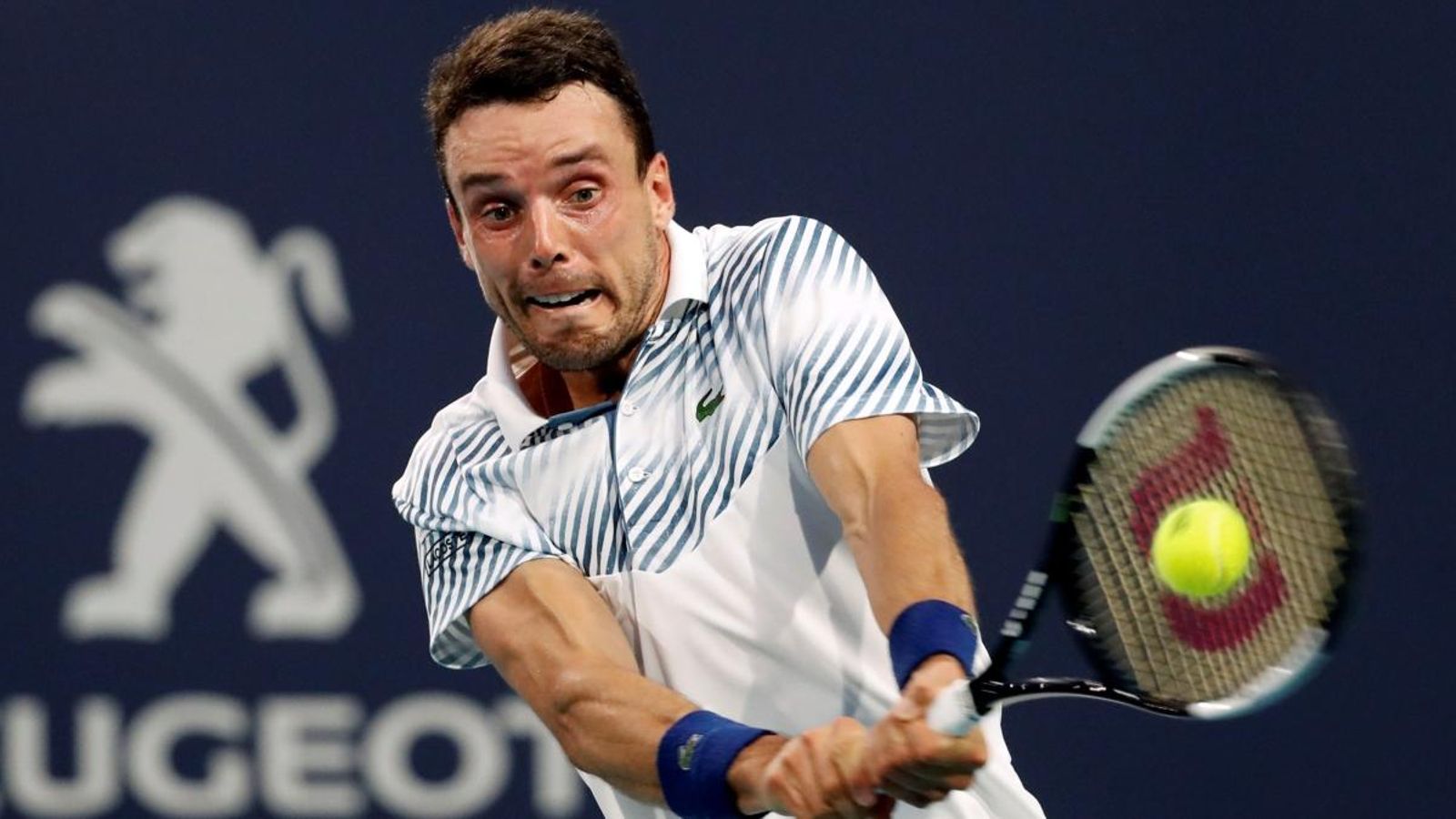 Roberto Bautista colpeja una bola en el Masters de Miami