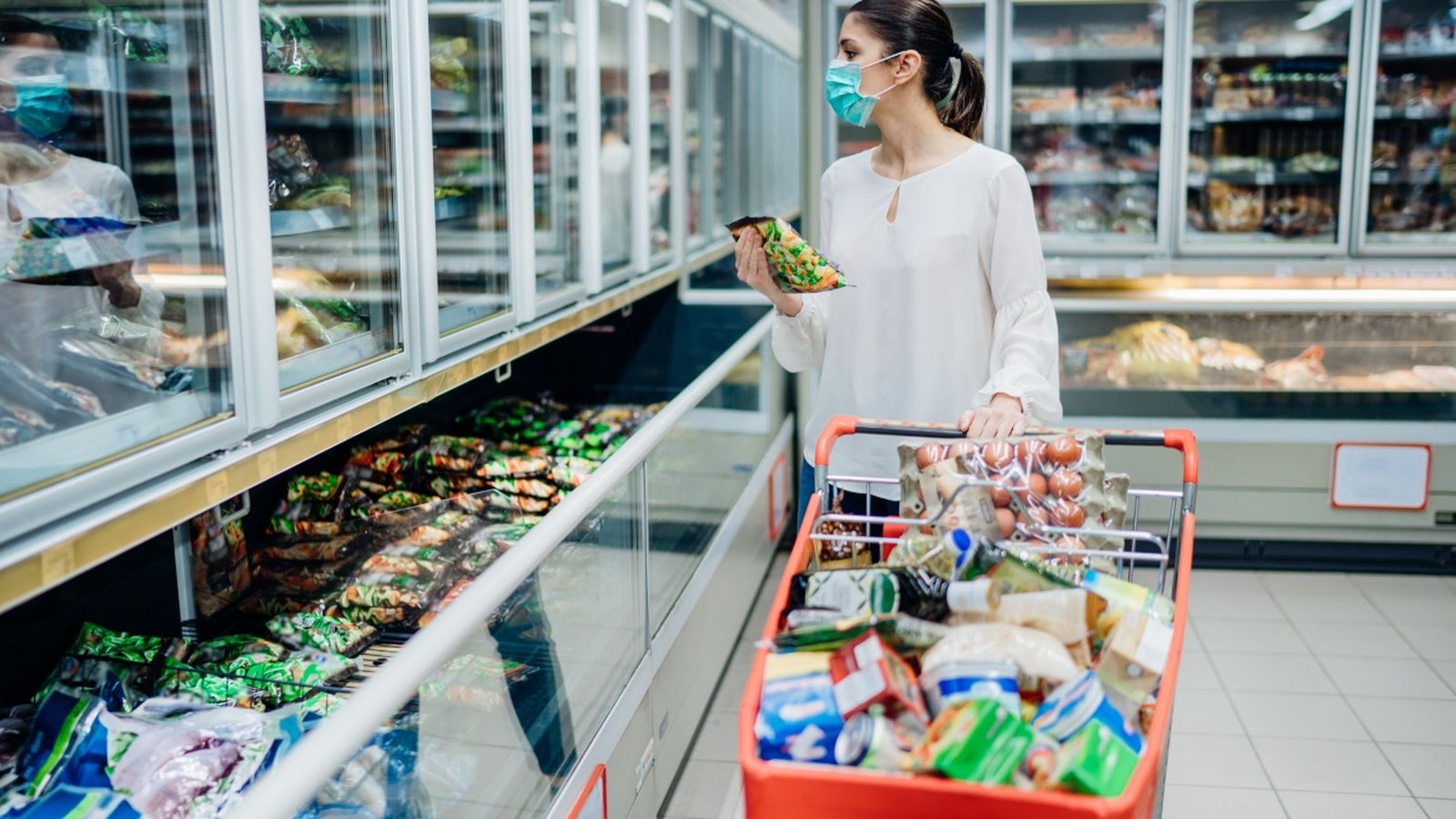 Imatge d'arxiu d'una dona al supermercat.