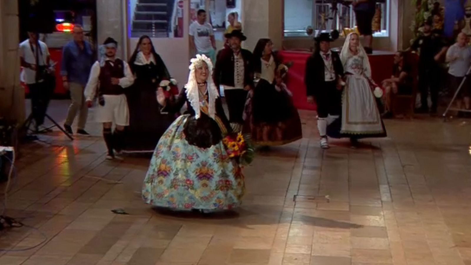 Així arribava Adriana Vico, bellesa del foc de les Fogueres d'Alacant, a la cocatedral per a culminar l'Ofrena