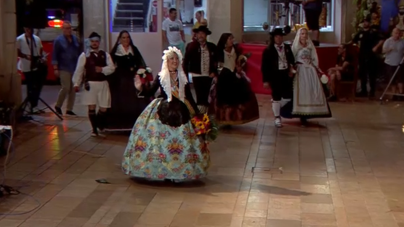 Així arribava Adriana Vico, bellesa del foc de les Fogueres d'Alacant, a la cocatedral per a culminar l'Ofrena