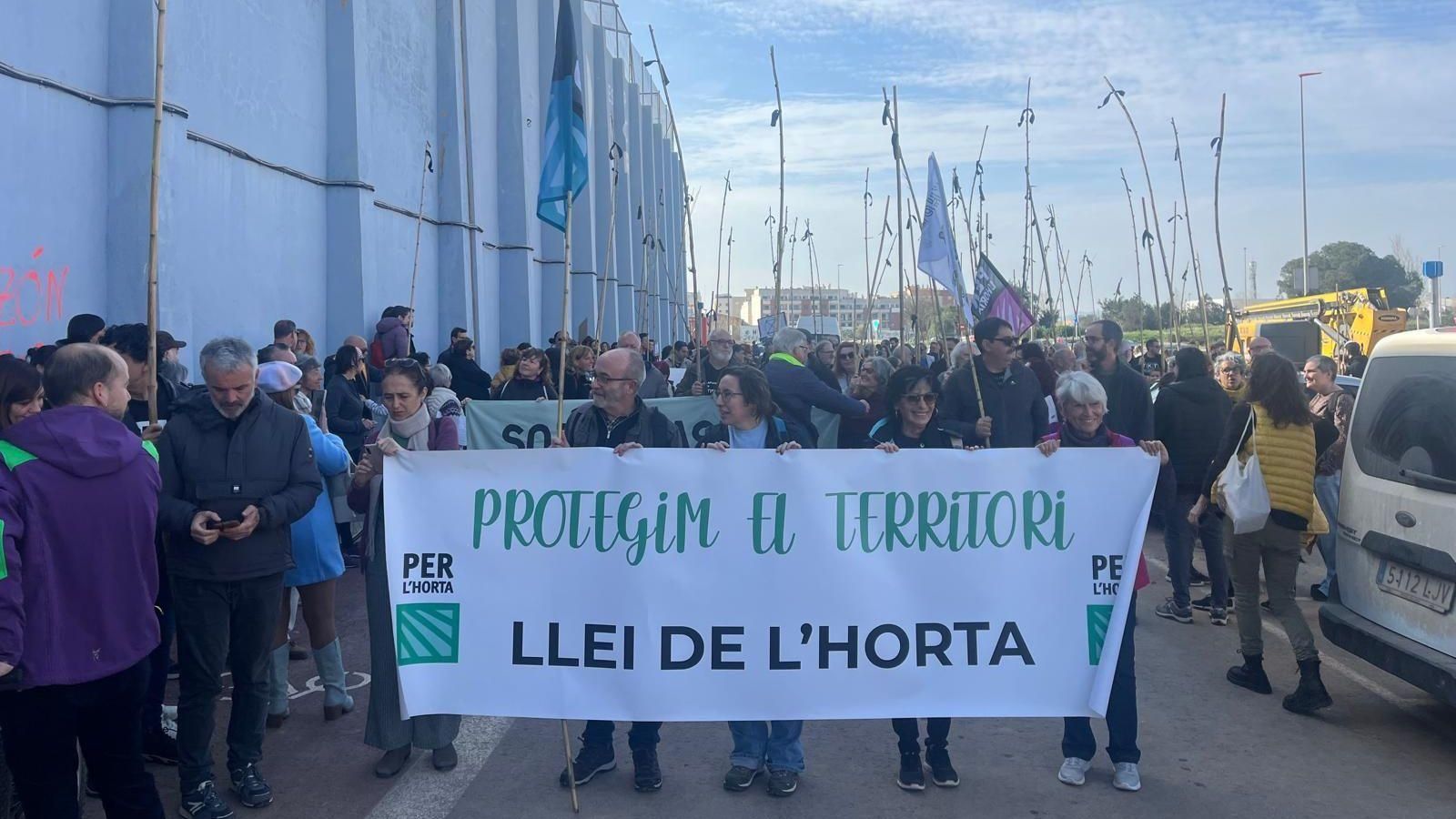 Capçalera de la manifestació convocada per Per l'Horta / À Punt NTC