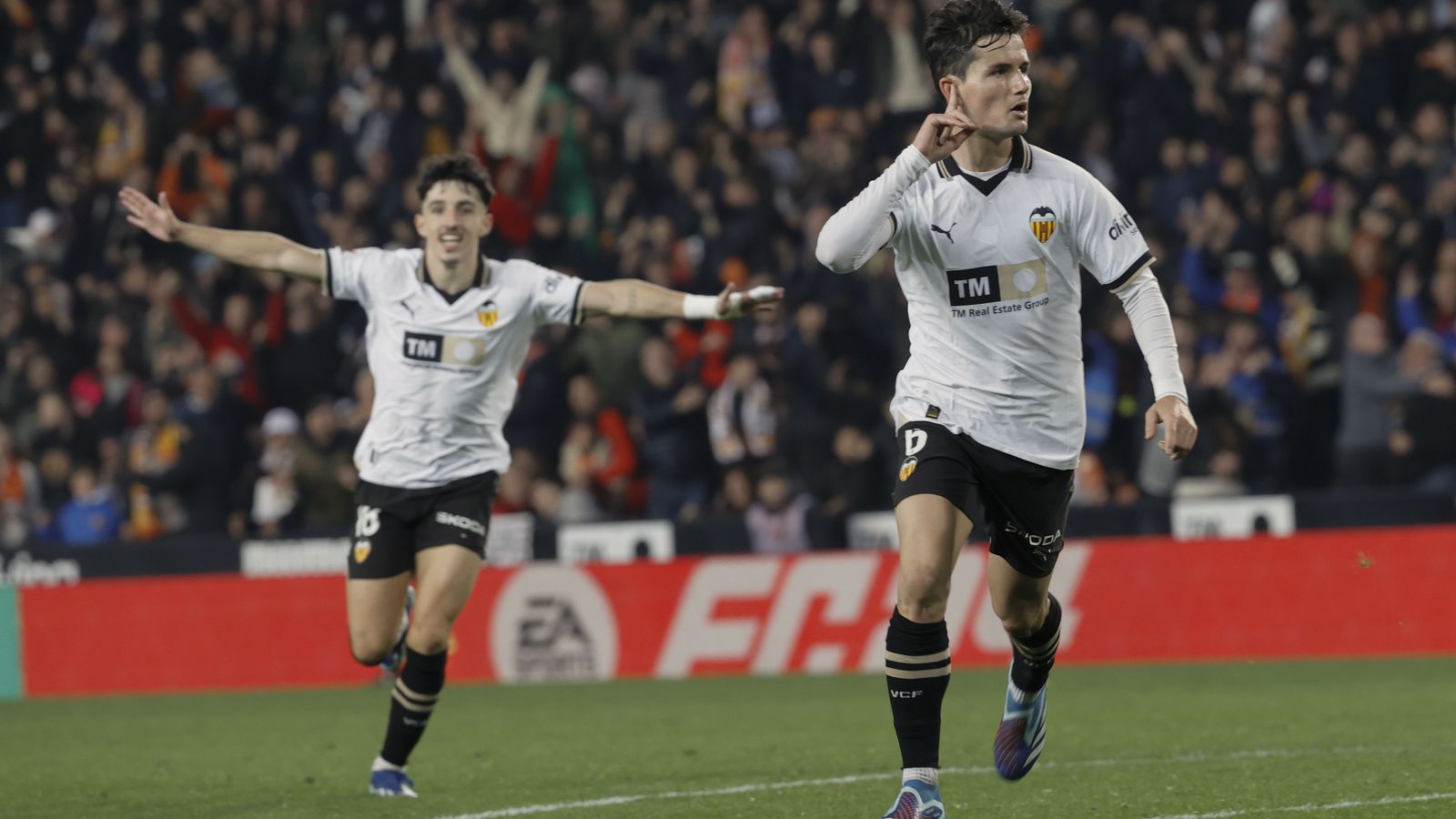 Un golàs d'Hugo Guillamón ha permés al València sumar contra el Barça