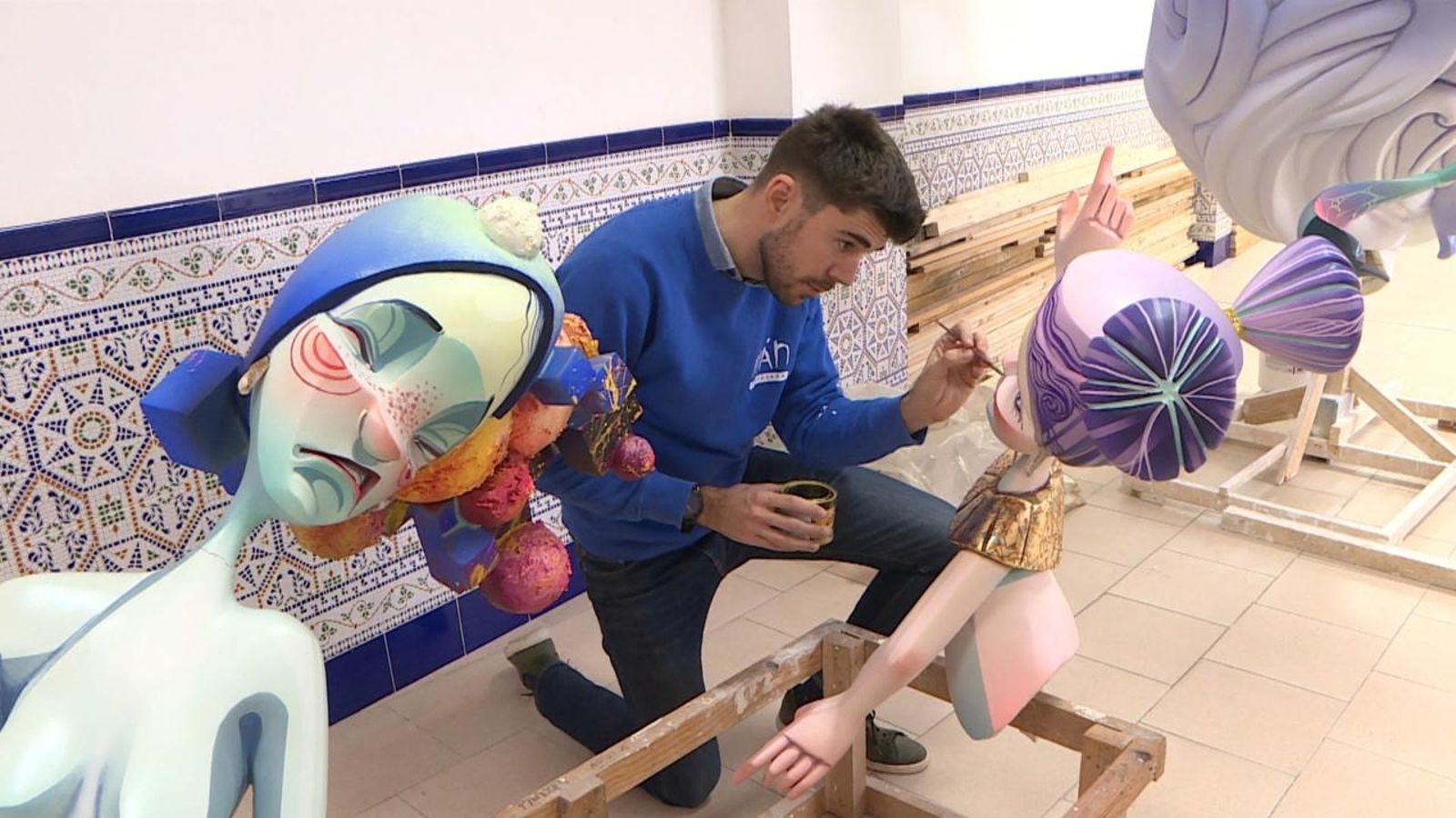 L'artista faller Iván Tortajada, al seu taller mentre prepara un monument