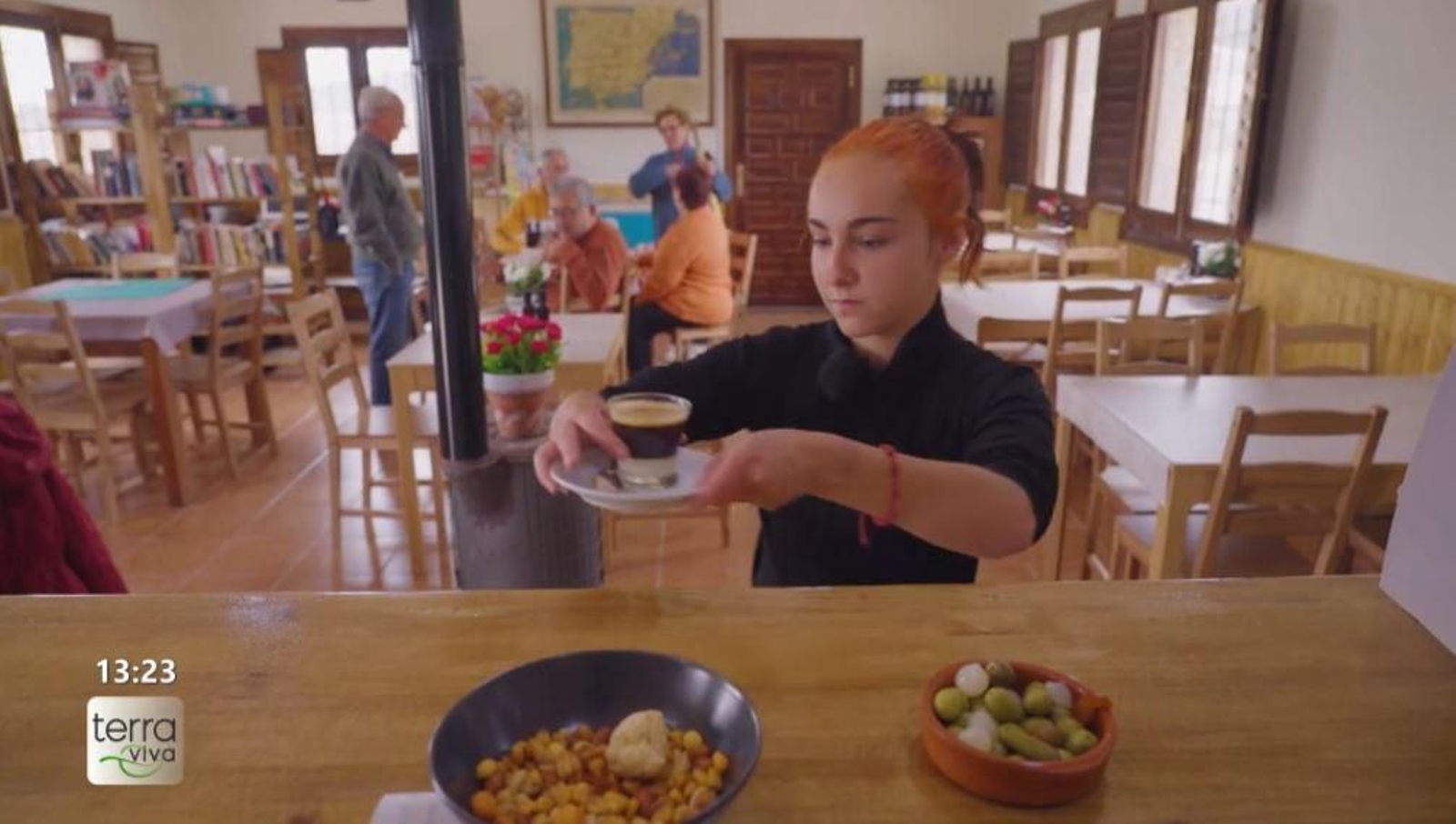 El local social que gestiona Carla al poble facilita als veïns socialitzar