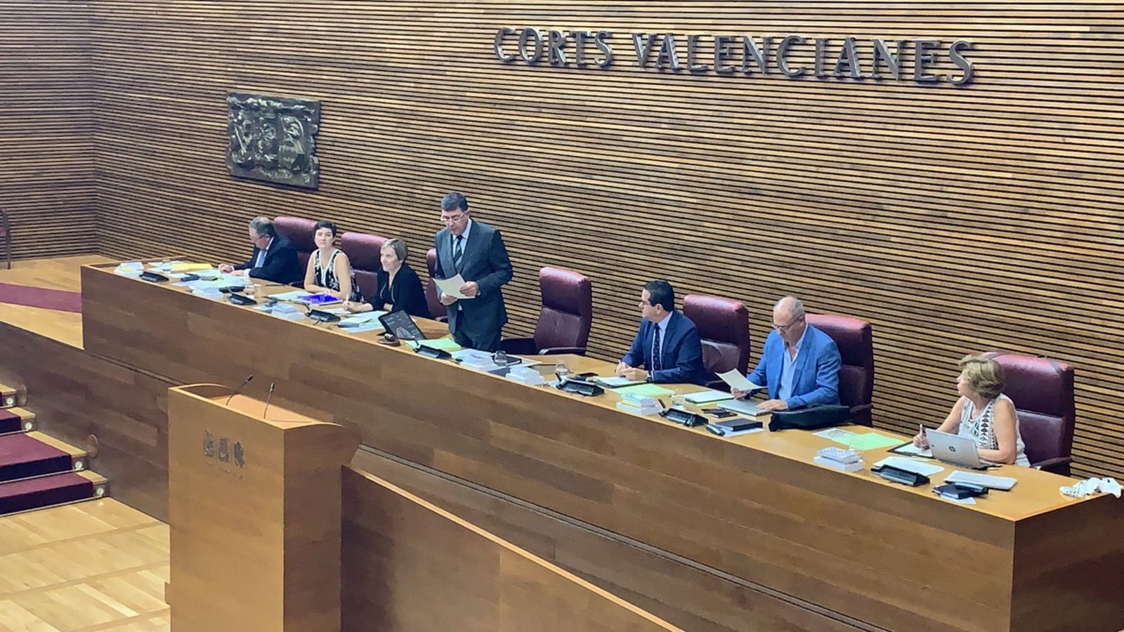 El president de les Corts, Enric Morera, llegeix la proposició no de llei al parlament