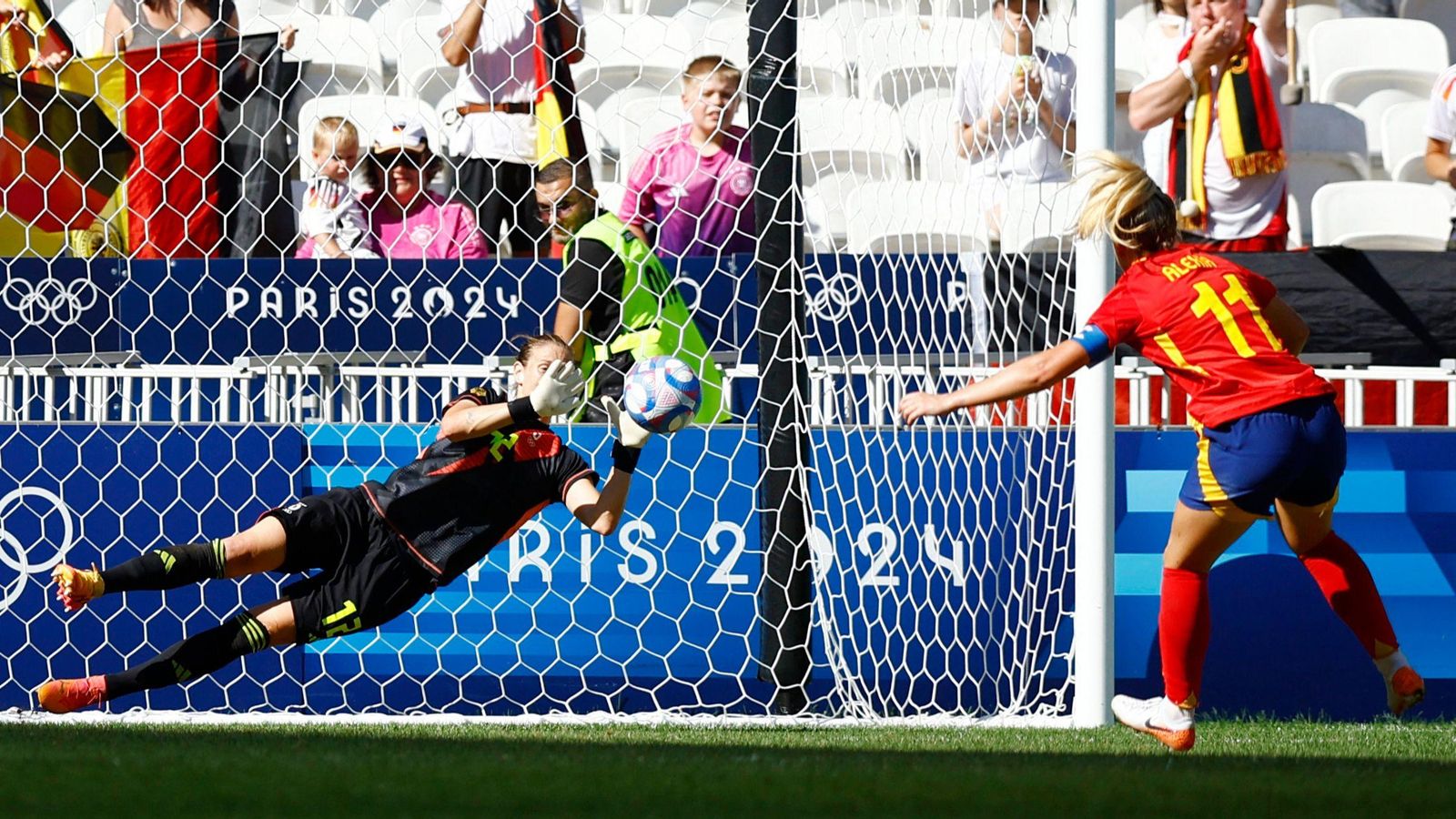 La portera alemanya atura el llançament de penal d'Alexia