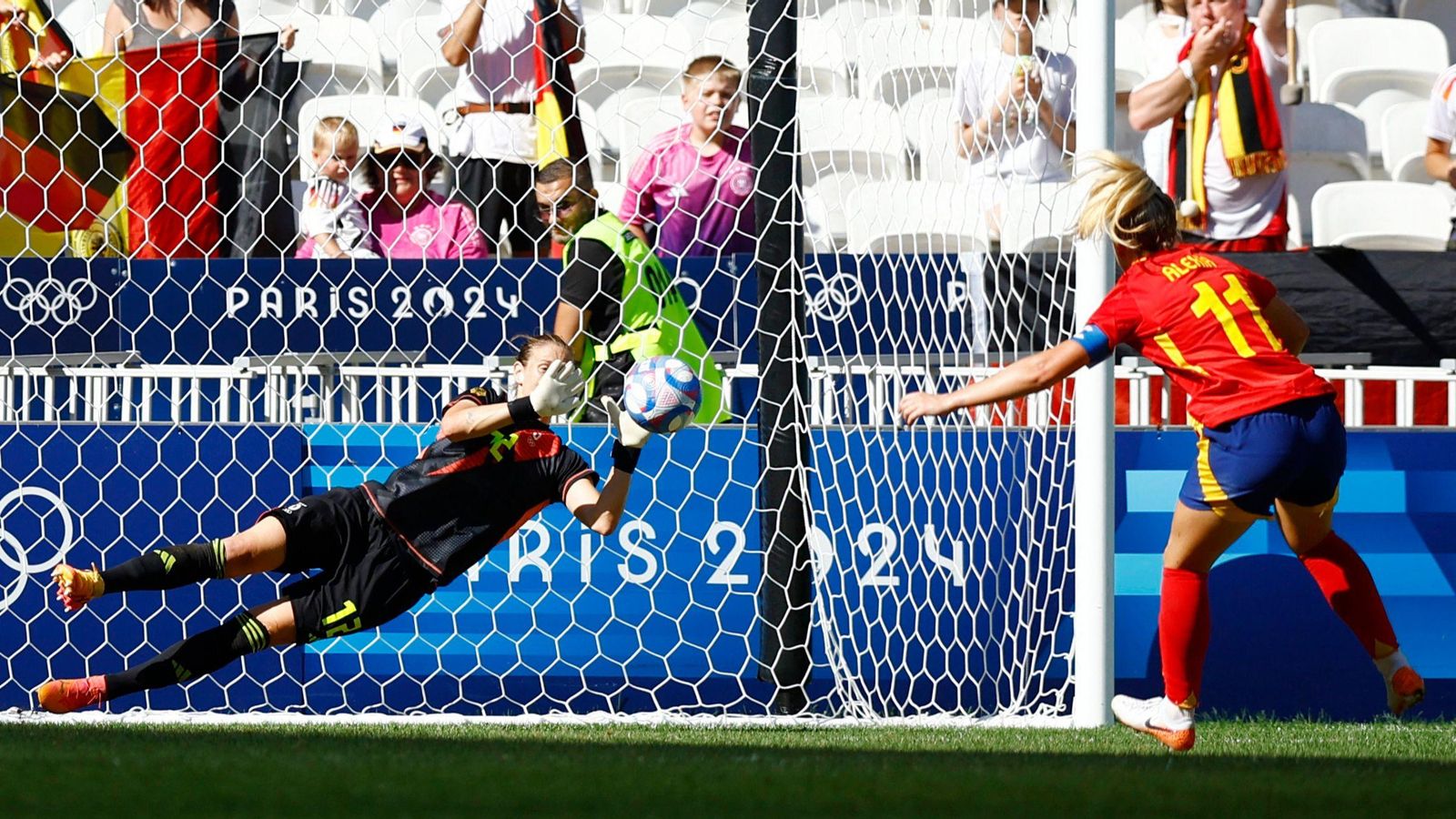 La portera alemanya atura el llançament de penal d'Alexia
