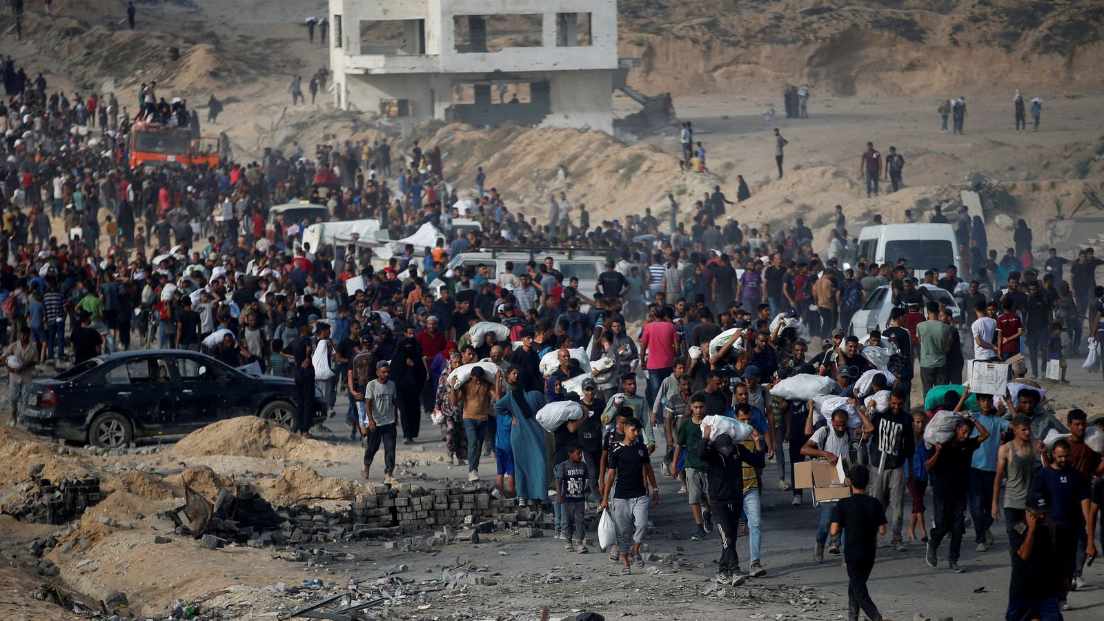 Palestins es dirigeixen als punts de distribució de menjar