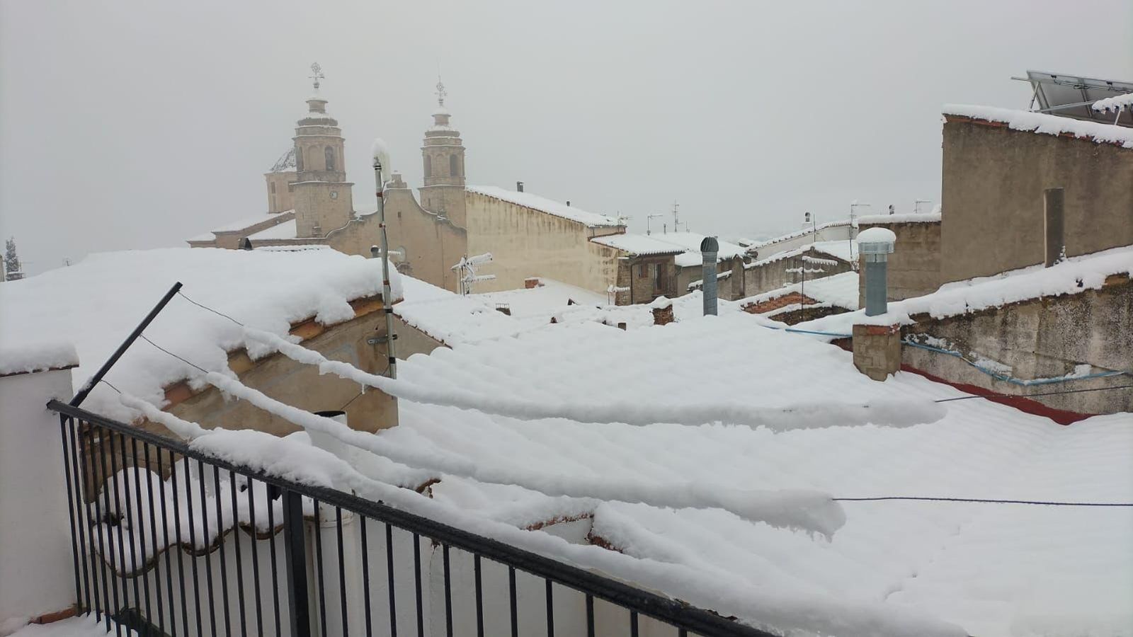 Nucli urbà de Cinctorres, on la nevada d'aquest dimarts i dimecres va deixar un bon gruix de neu en teulades i carrers