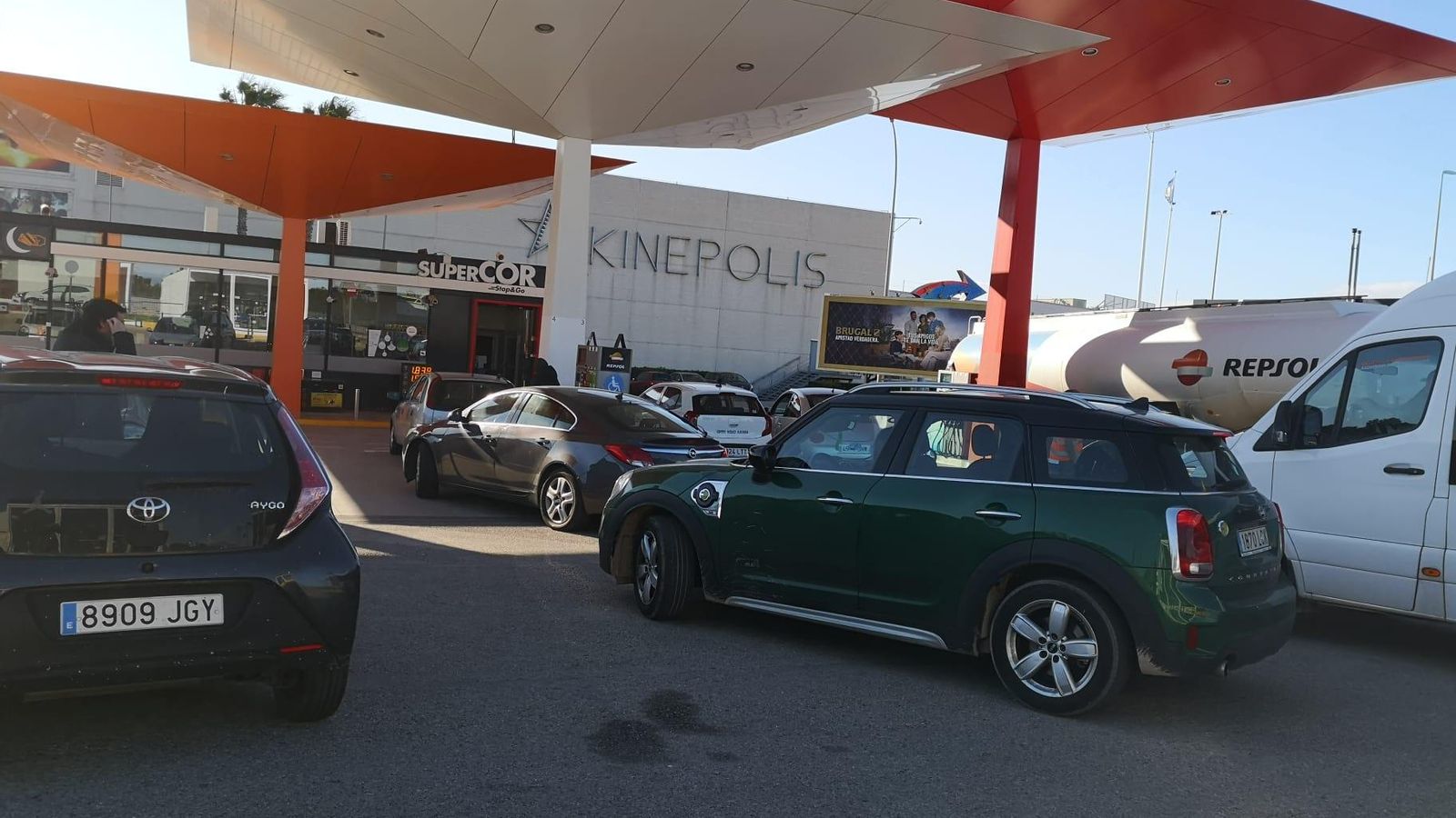 Cues a una gasolinera de Paterna