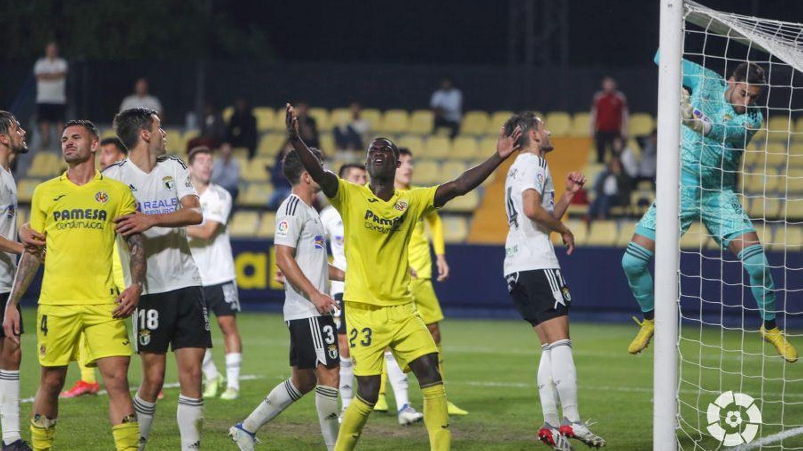 Jugadors del Vila-real B es lamenten d'una ocasió perduda