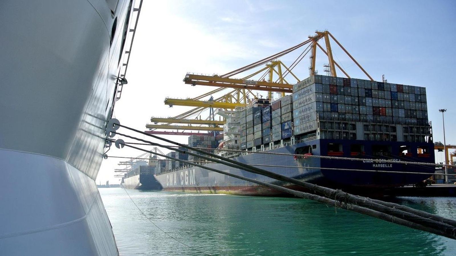 Càrrega de contenidors al Port de València en una imatge d'arxiu