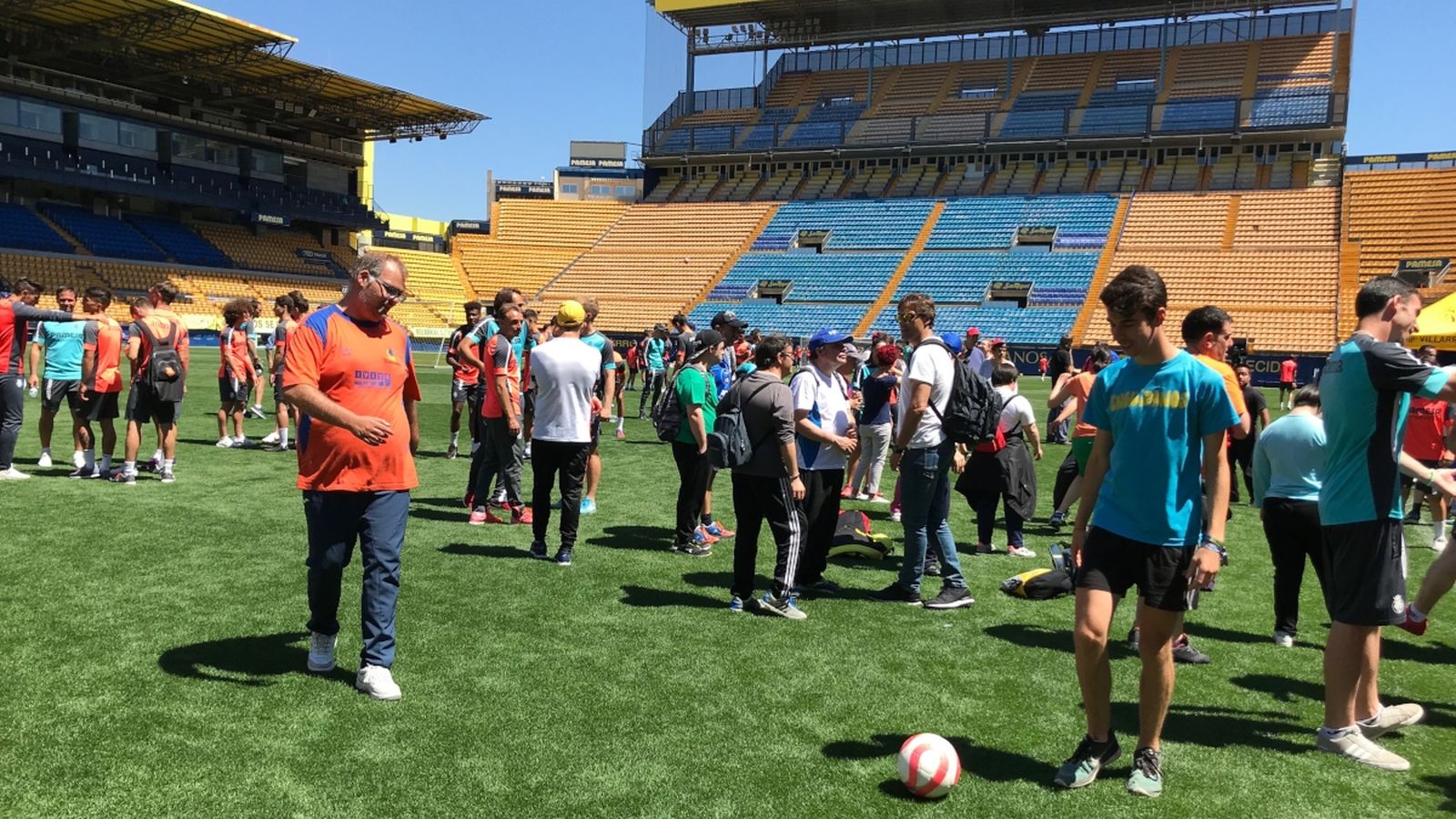 Els jugadors del Villarreal B i membres del planter han compartit durant tot l’any experiències amb membres de 10 associacions socials de Castelló