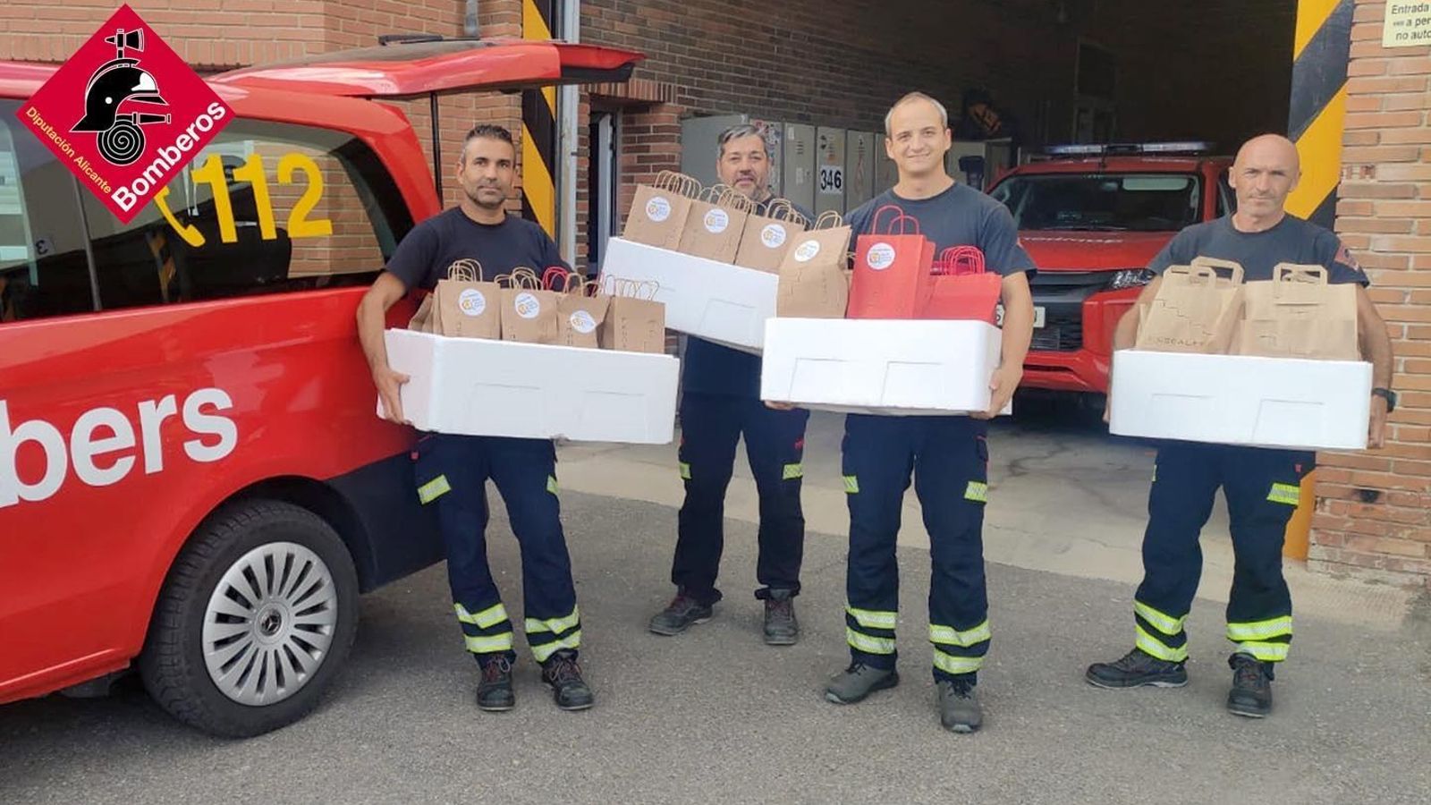 Els bombers han rebut els 100 entrepans aquest dimecres per la nit