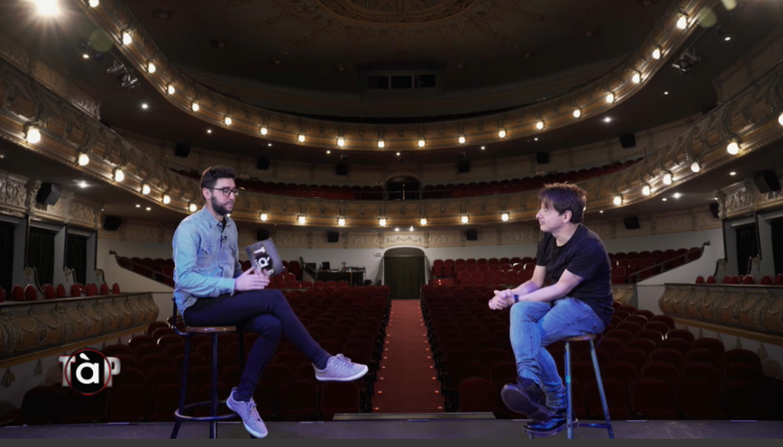 Ortega és entrevistat per Cascant al Gran Teatre d'Elx