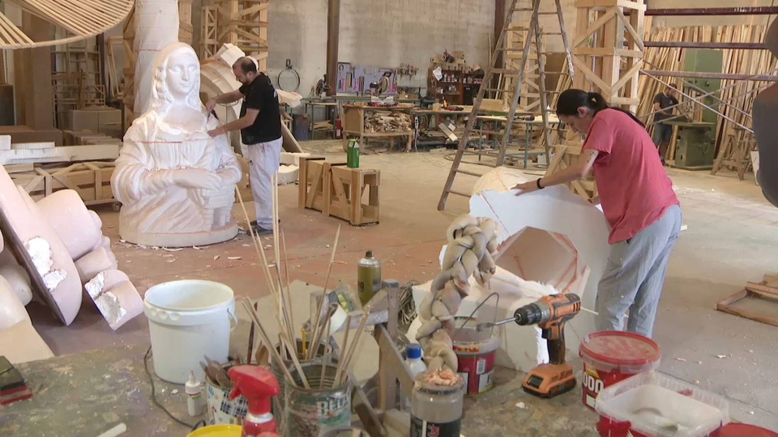 Menys artistes foguerers alacantins treballen a les fogueres