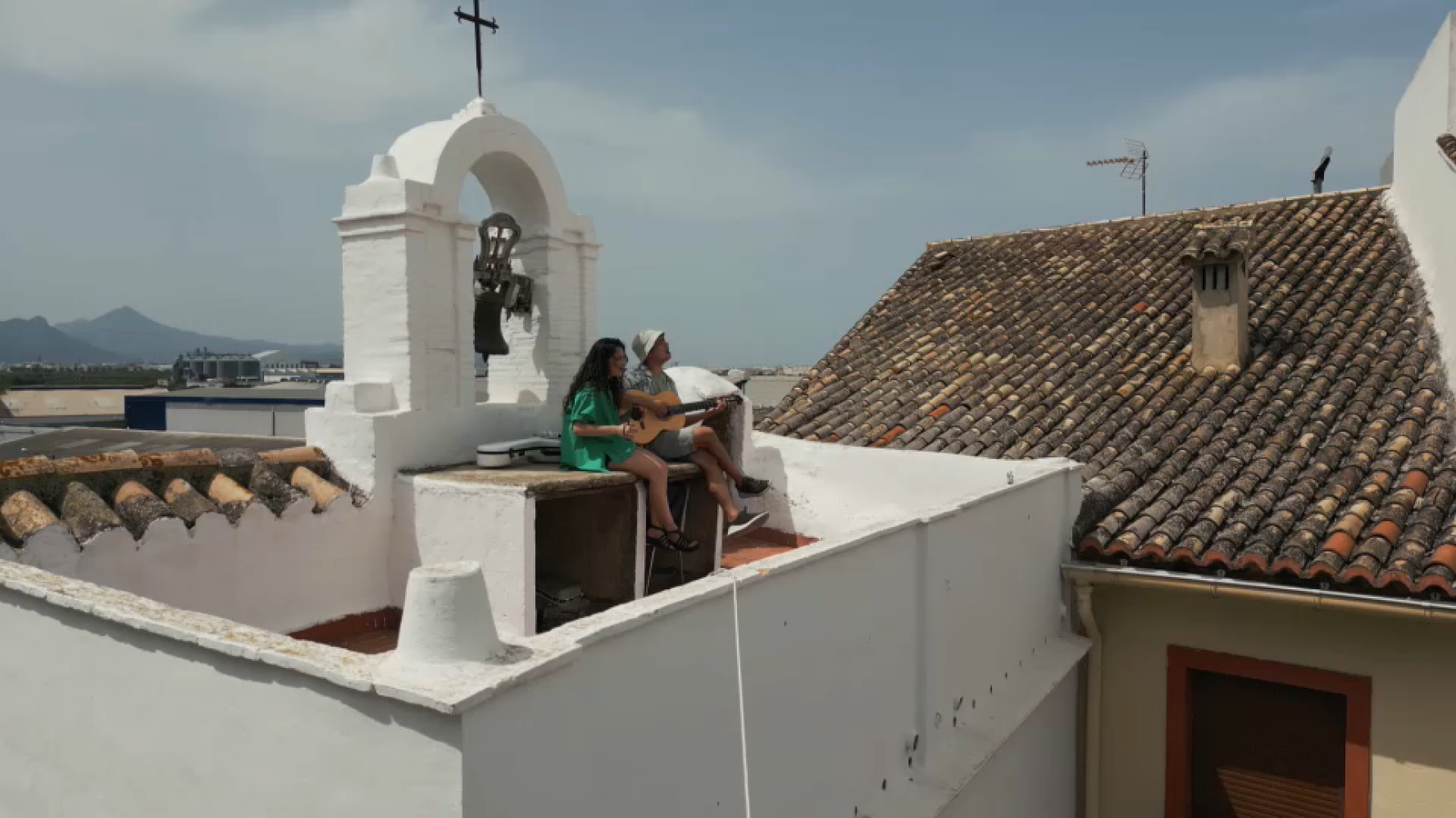 Maria i Ju canten junts a Oliva, amb el Mondúver al fons