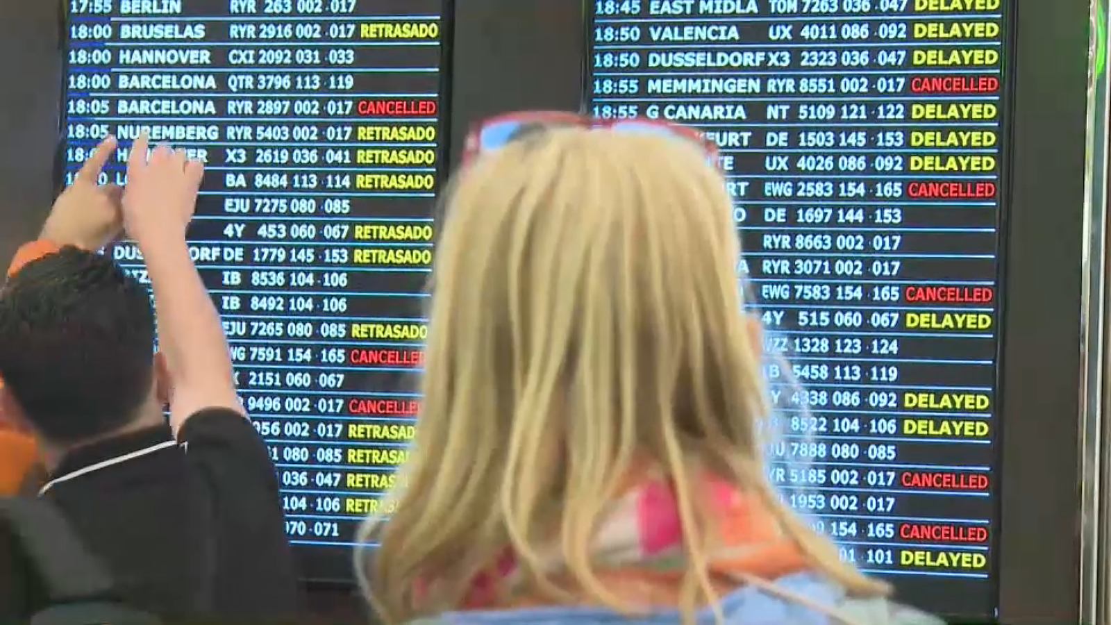 Passatgers consulten els vols cancel·lats i retardats este dimarts a l'aeroport de Palma