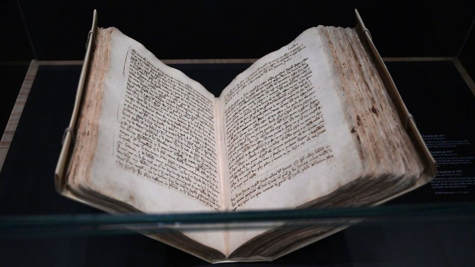 Les vitrines del museu suggereixen els visitants un recorregut per la història de la ciutat a través d'icònics objectes