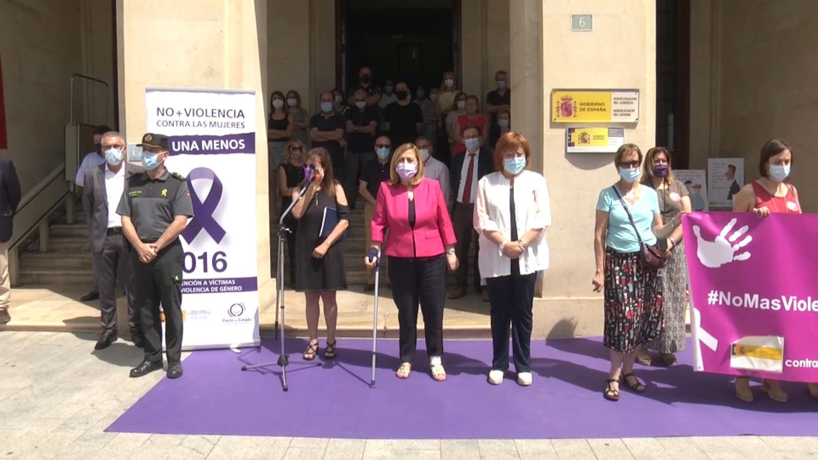 Concentració de rebuig a l'assassinat de la jove de la Pobla Llarga a les portes de la subdelegació del govern a Alacant