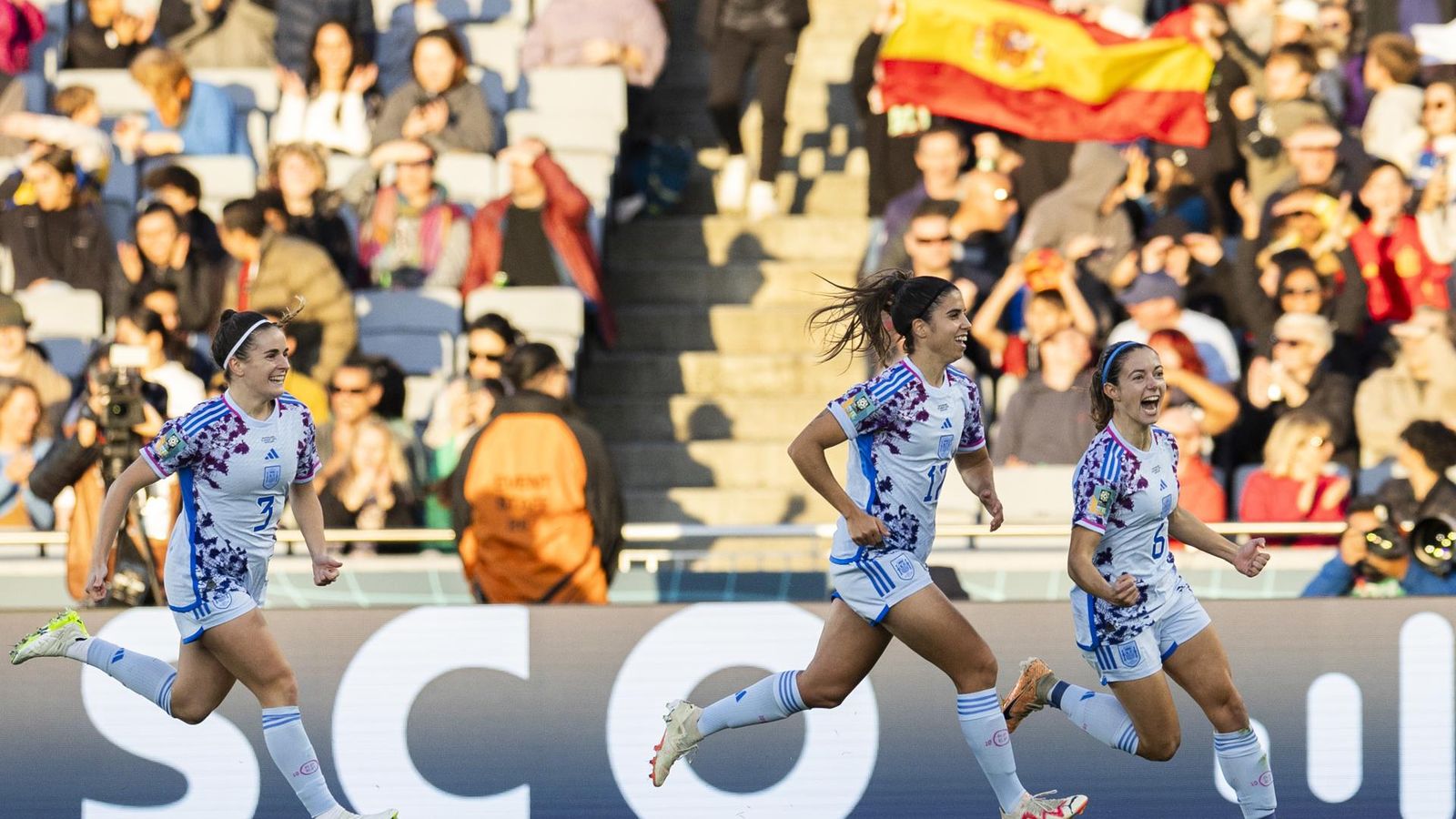 Aitana Bonmatí i Alba Redondo celebren un dels gols