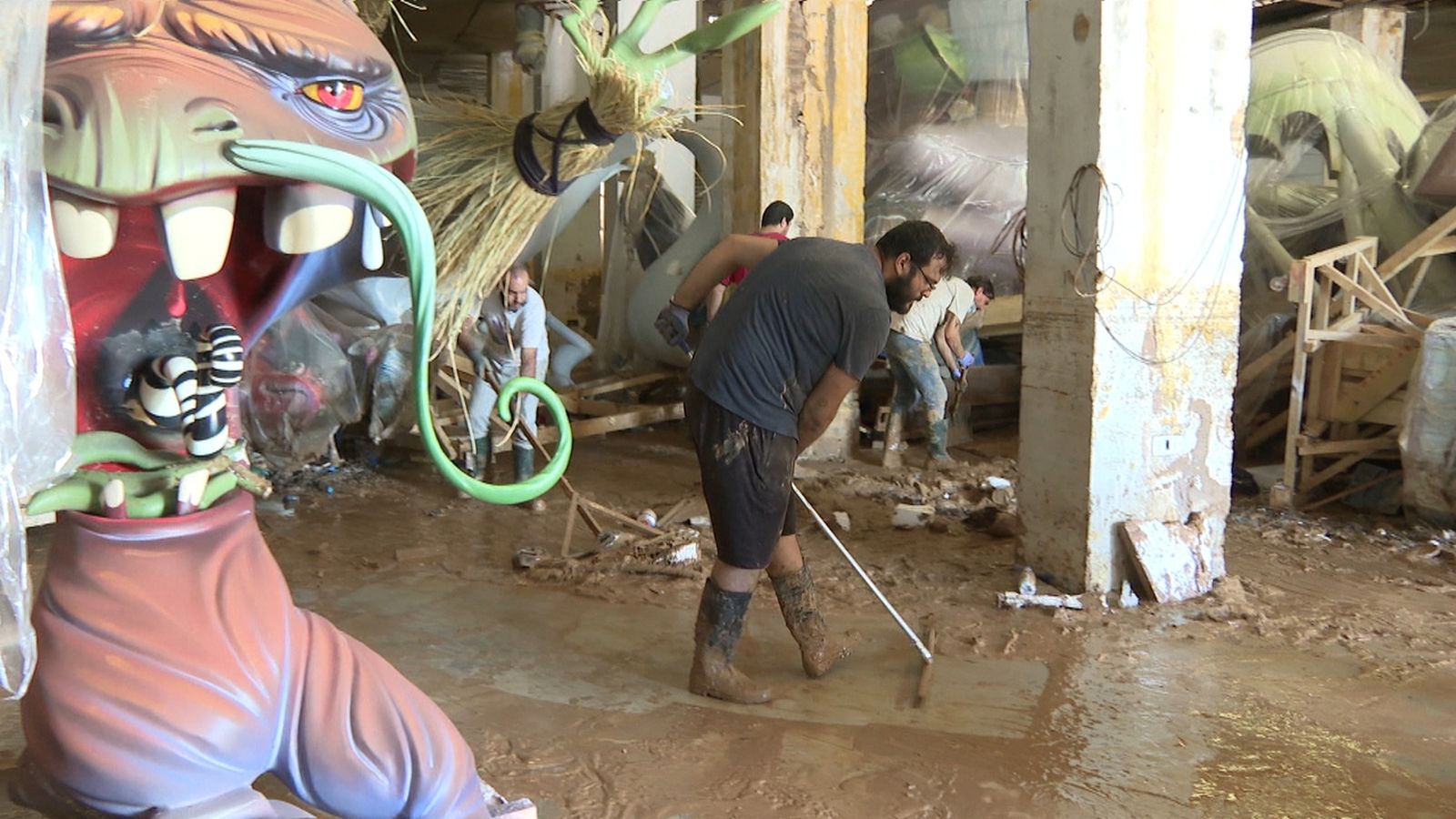 Els artistes fallers netegen els seus tallers