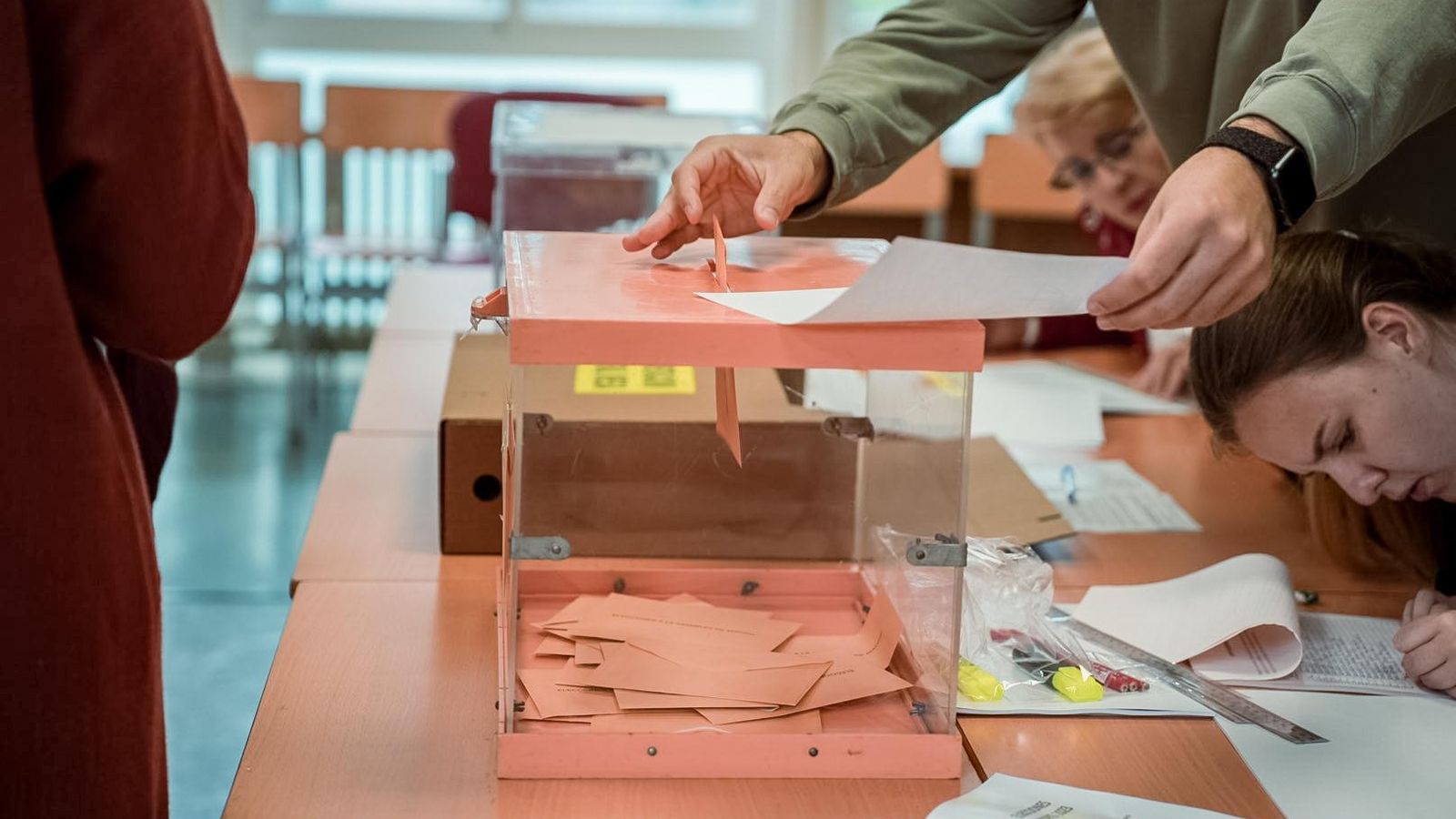 Un ciutadà deposita el vot en una urna