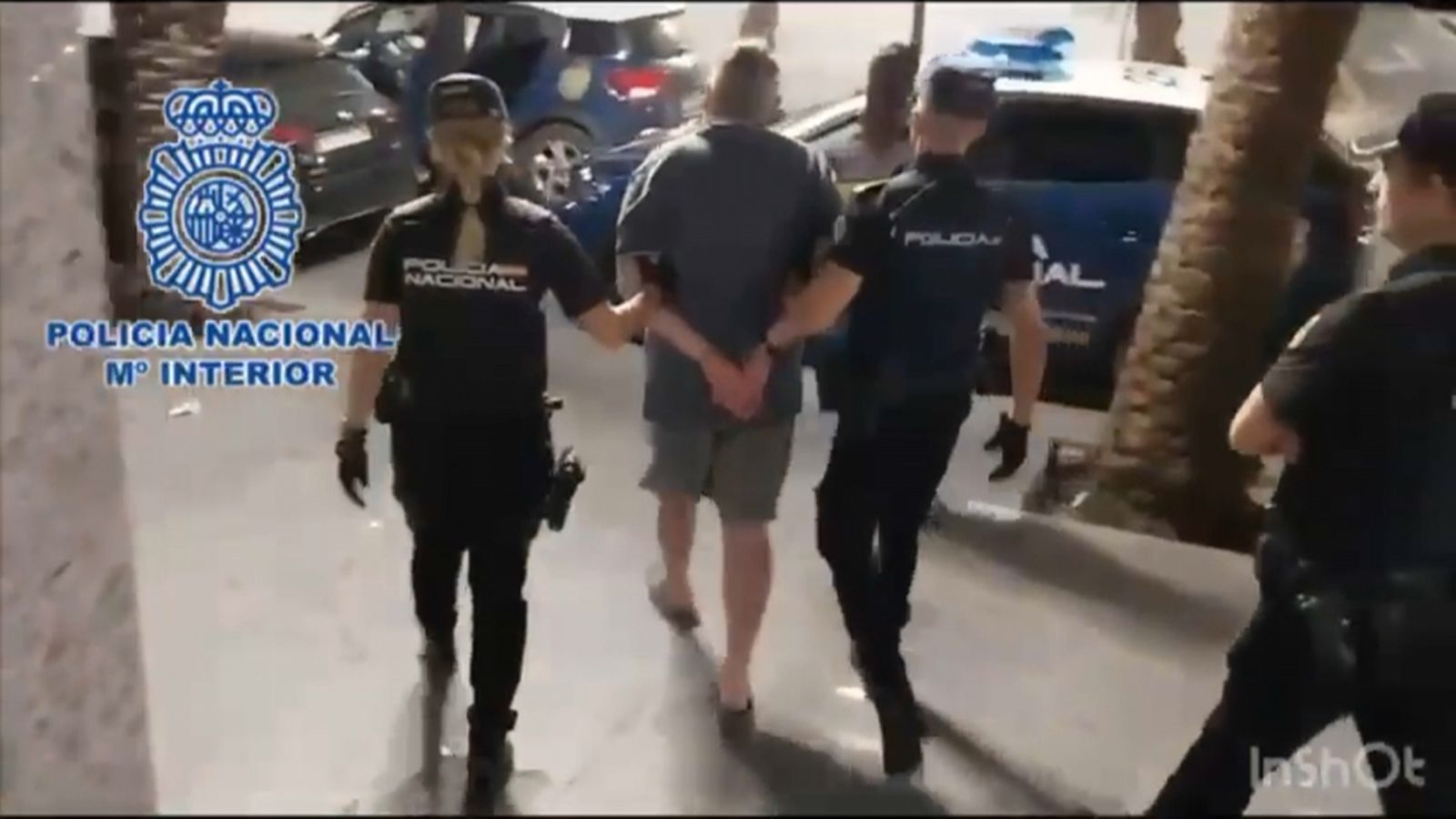 Moment de la detenció de l'home que pressumptament ha assassinat la seua companya de pis a Alacant