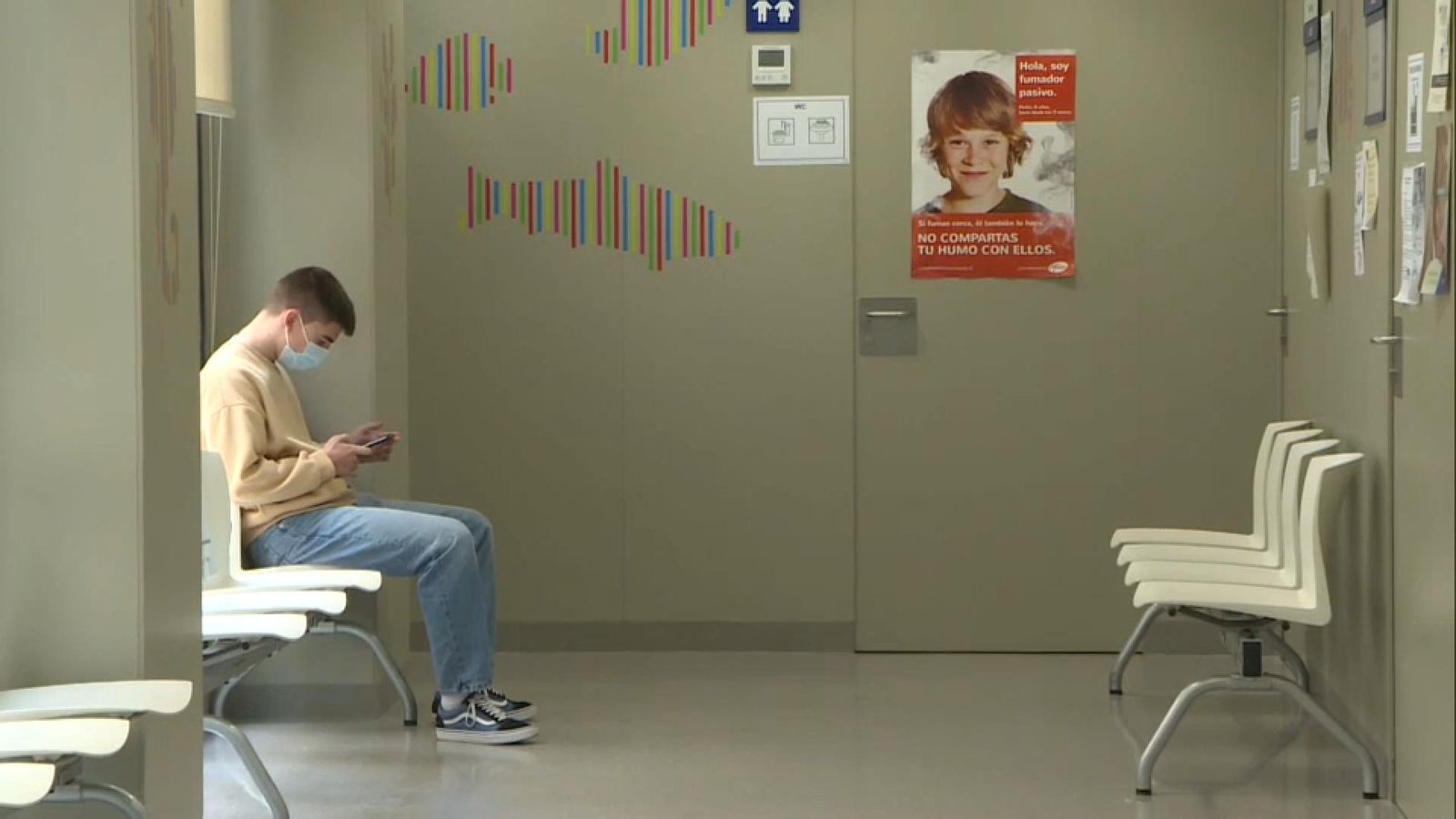 Un jove en la sala d'espera d'un centre de salut valencià