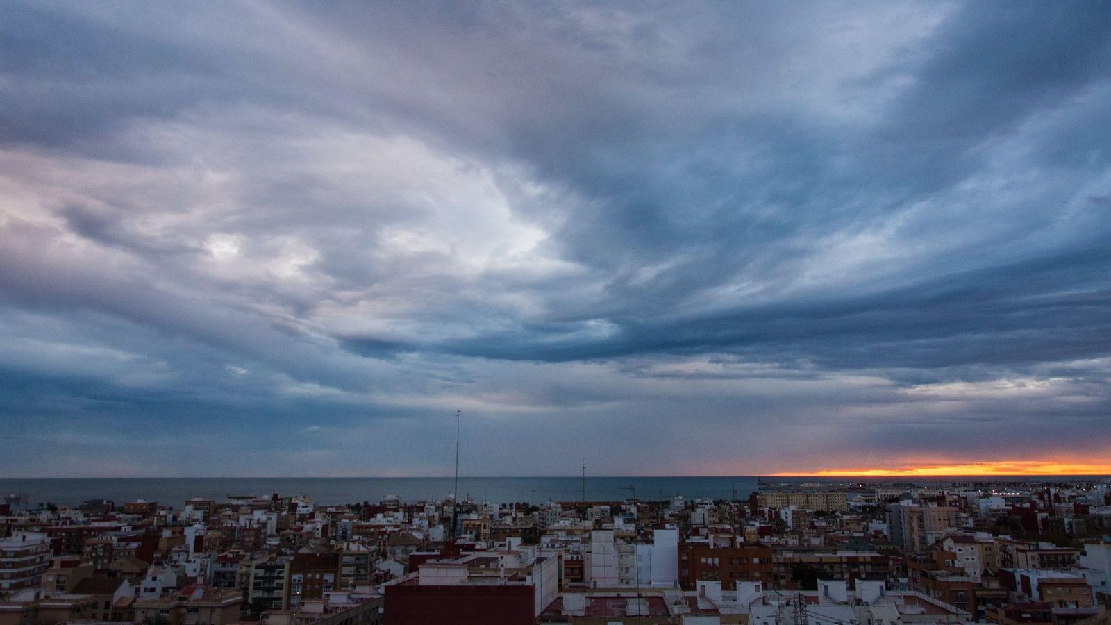 L'alba d'aquest dimarts a València, que ha passat la nit a vint graus