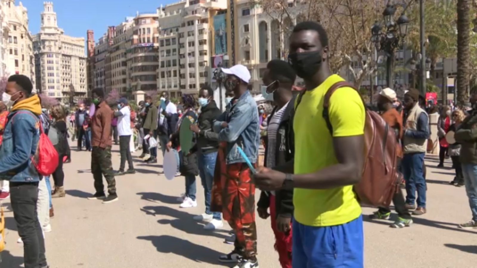 Manifestants a les portes de l'Ajuntament de València